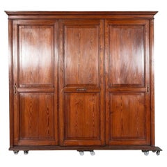 Monumentaler Schrank aus englischer Kiefer aus dem 19.