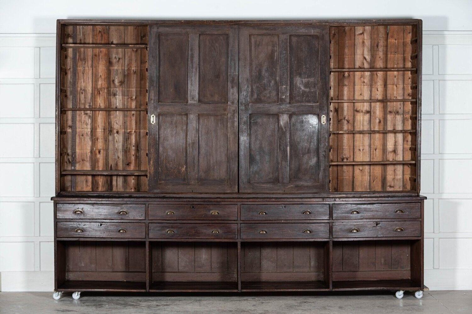 XIXe siècle Monumentale armoire de ménage / Haberdashery en pin anglais du 19ème siècle en vente