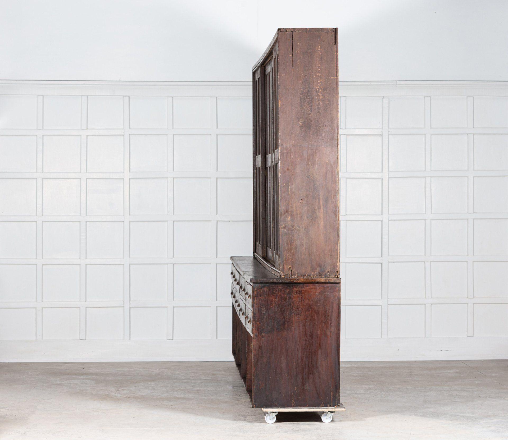 Monumentale armoire de ménage / Haberdashery en pin anglais du 19ème siècle en vente 3