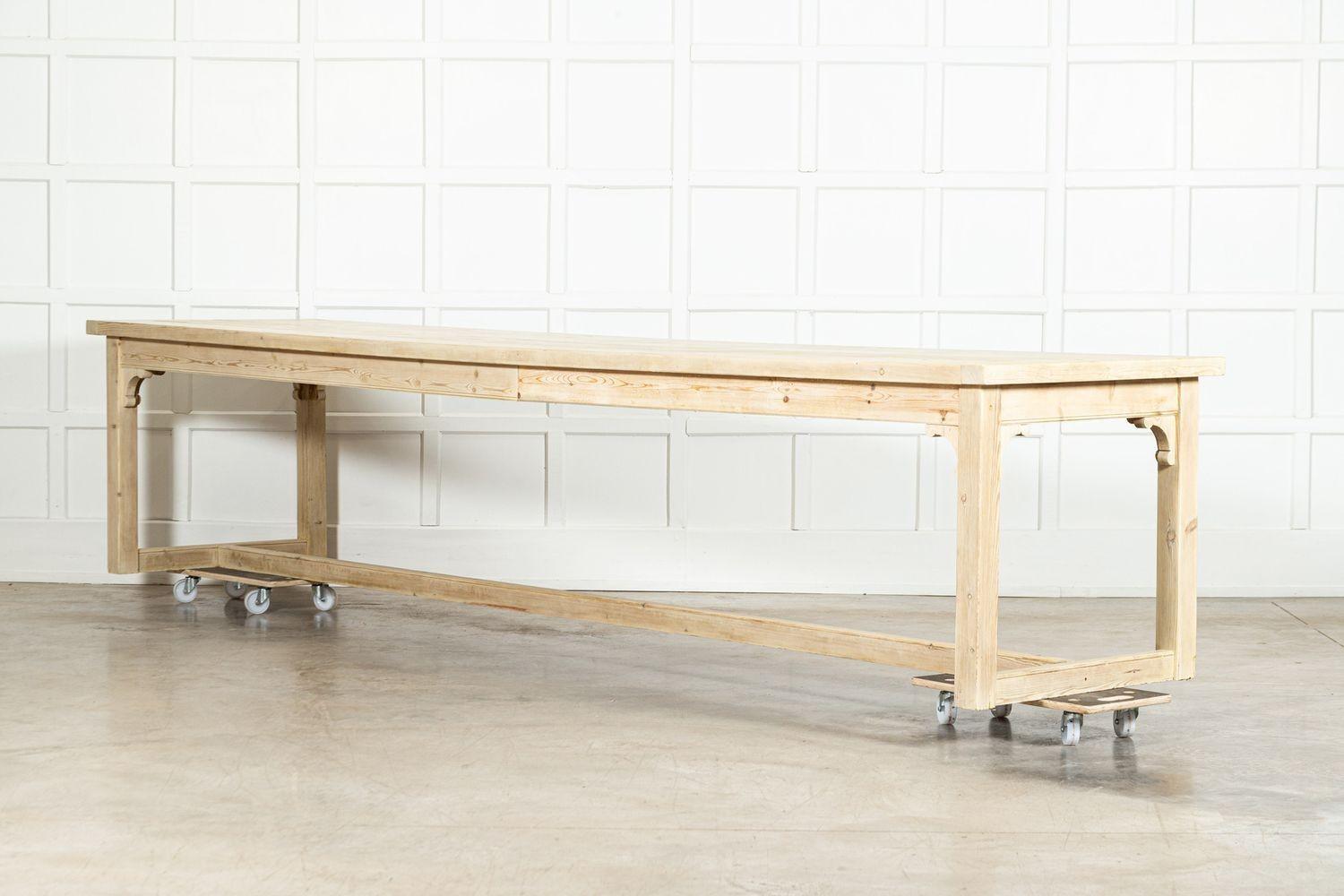 Table de réfectoire monumentale en pin anglais du XIXe siècle en vente 6
