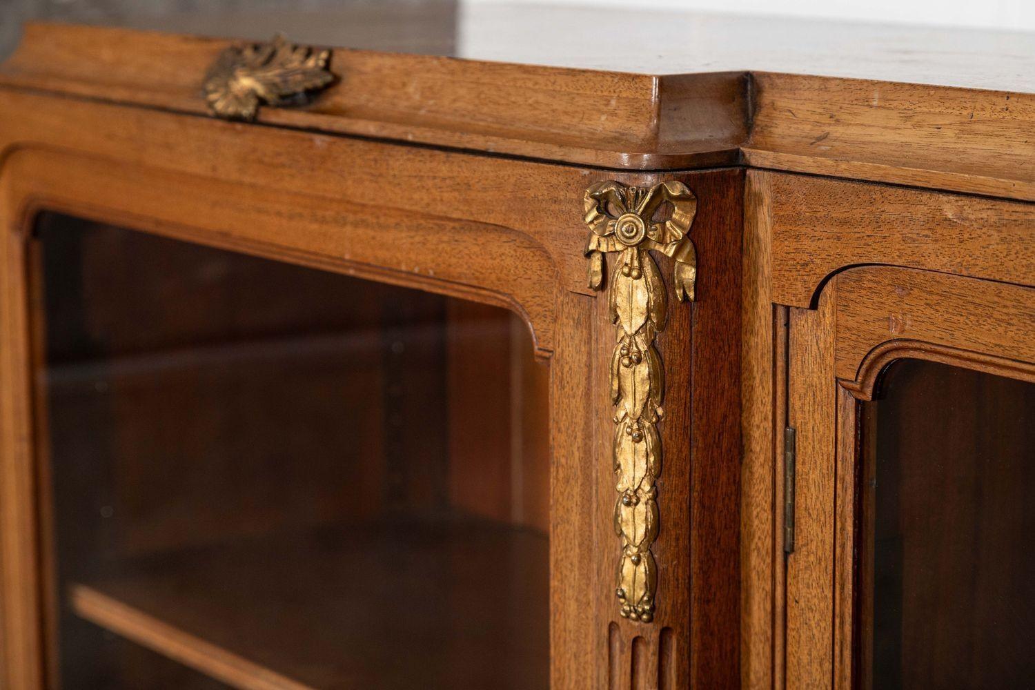 Monumentale libreria francese del XIX secolo in legno di noce con vetri a vista in vendita 9
