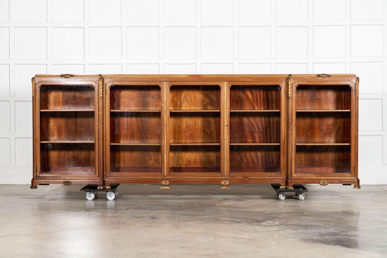 Noce Monumentale libreria francese del XIX secolo in legno di noce con vetri a vista in vendita