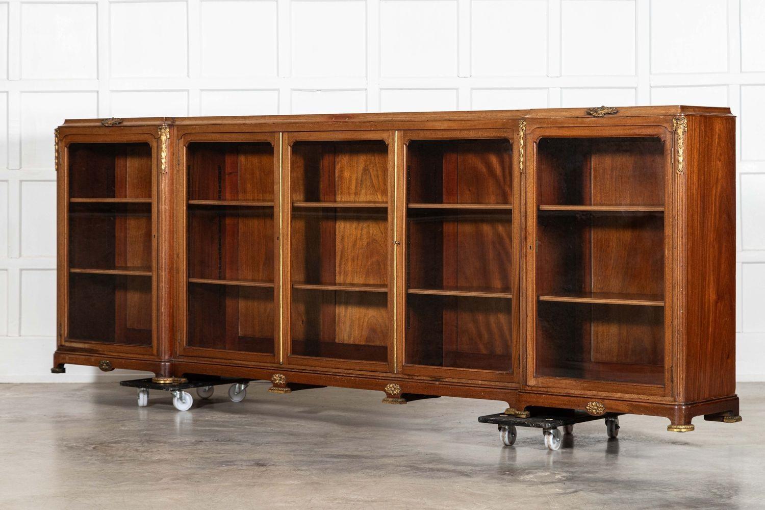 Monumentale libreria francese del XIX secolo in legno di noce con vetri a vista in vendita 1