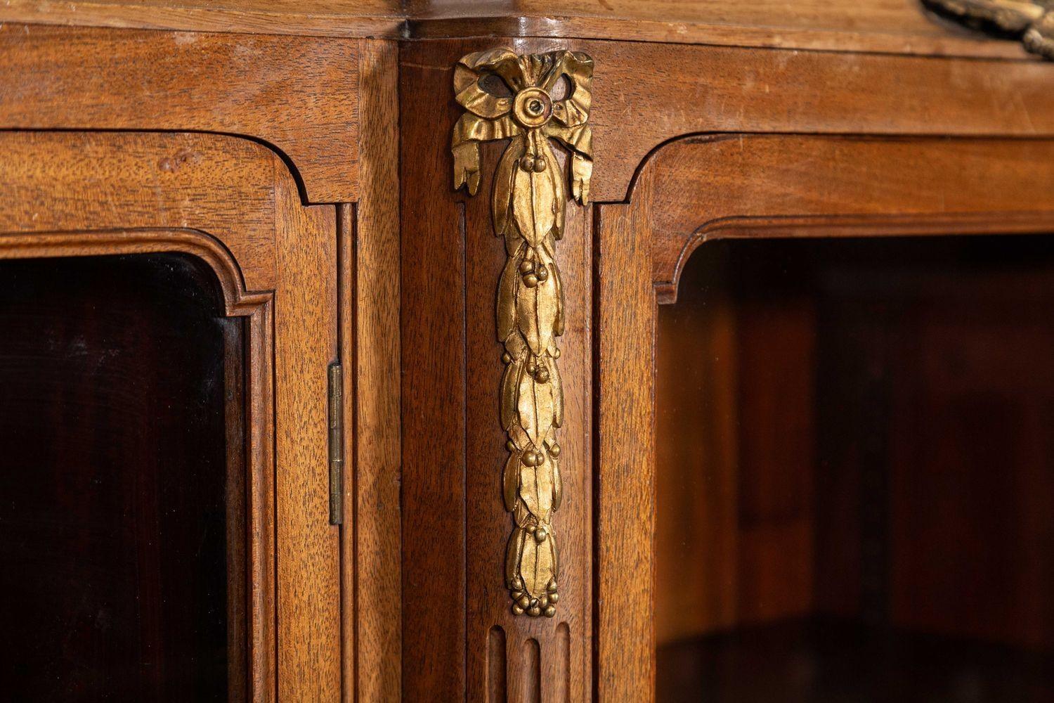 Monumentale libreria francese del XIX secolo in legno di noce con vetri a vista in vendita 5