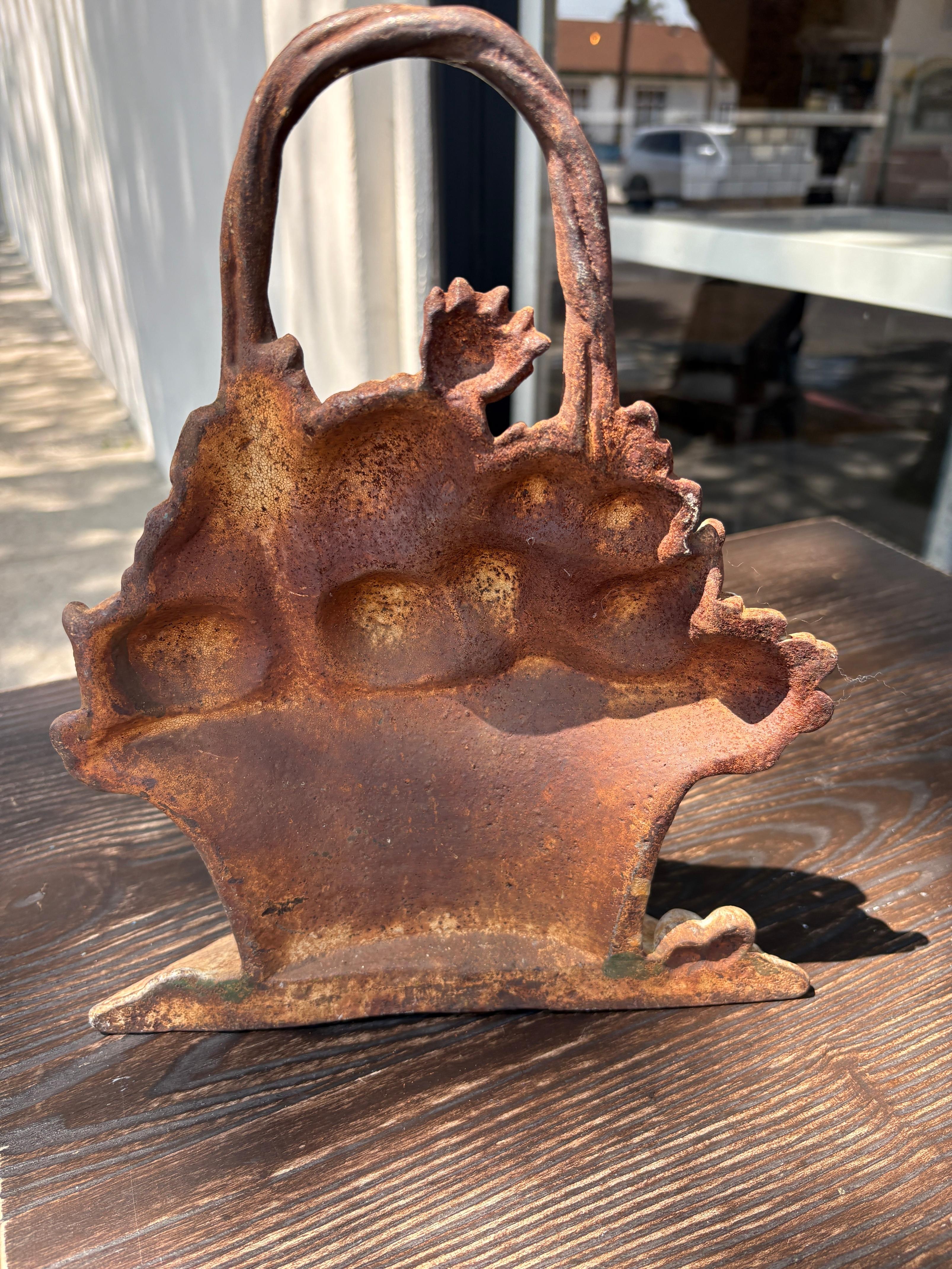 Tope de puerta monumental de hierro con cesta de flores Hubley del siglo XIX Adirondack en venta