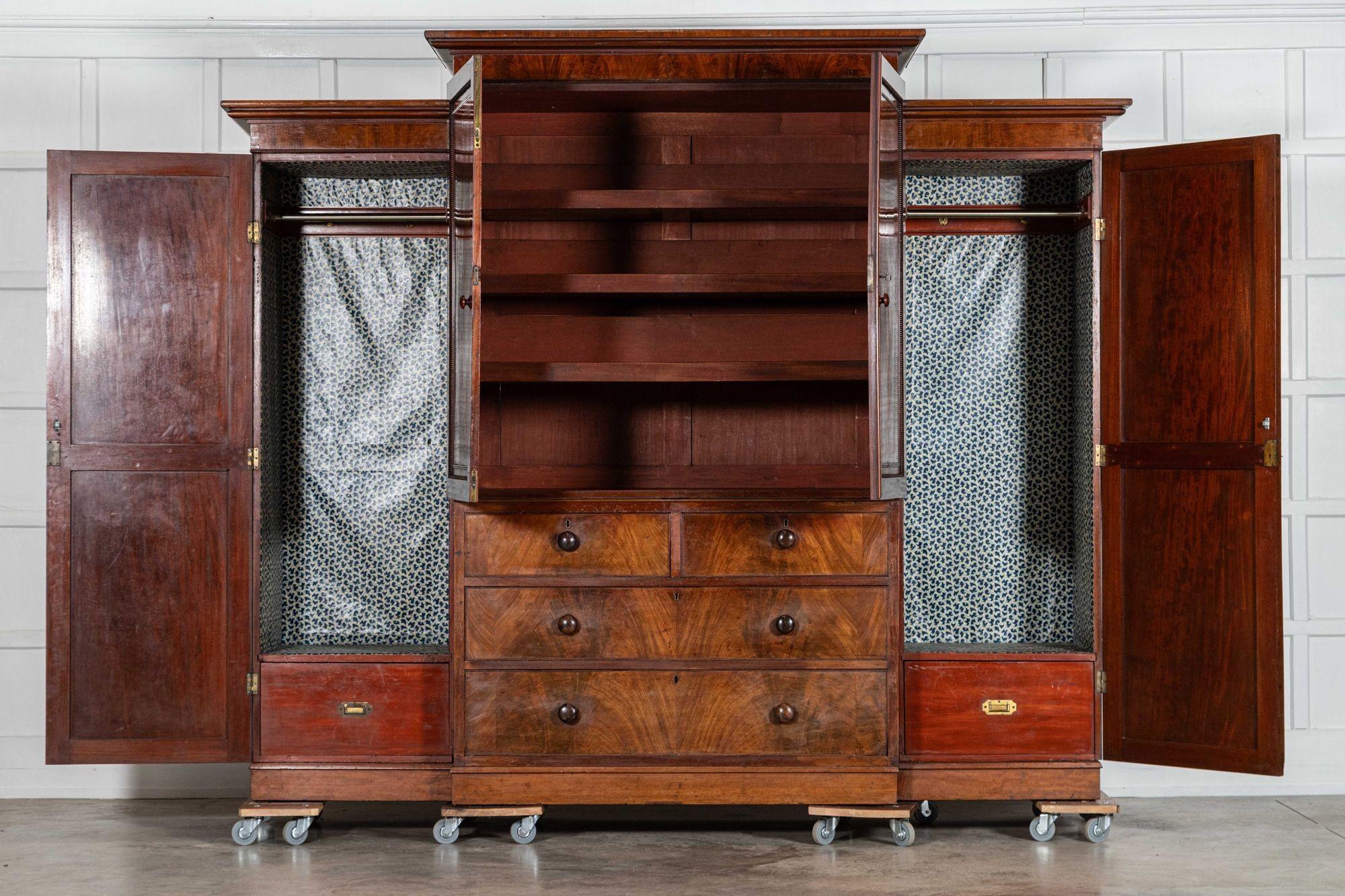 vers 1860
Monumentale armoire à glace en acajou du 19e siècle

sku 2063
L270 x P68 x H227 cm
Poids 258Kg
DIMENSIONS D'EXPÉDITION
Socle L253 x P68 x H12 cm
Côté droit L68 x P59 x H196 cm
Côté gauche L253 x P59 x H196 cm
Socle central L131 x P68 x H79
