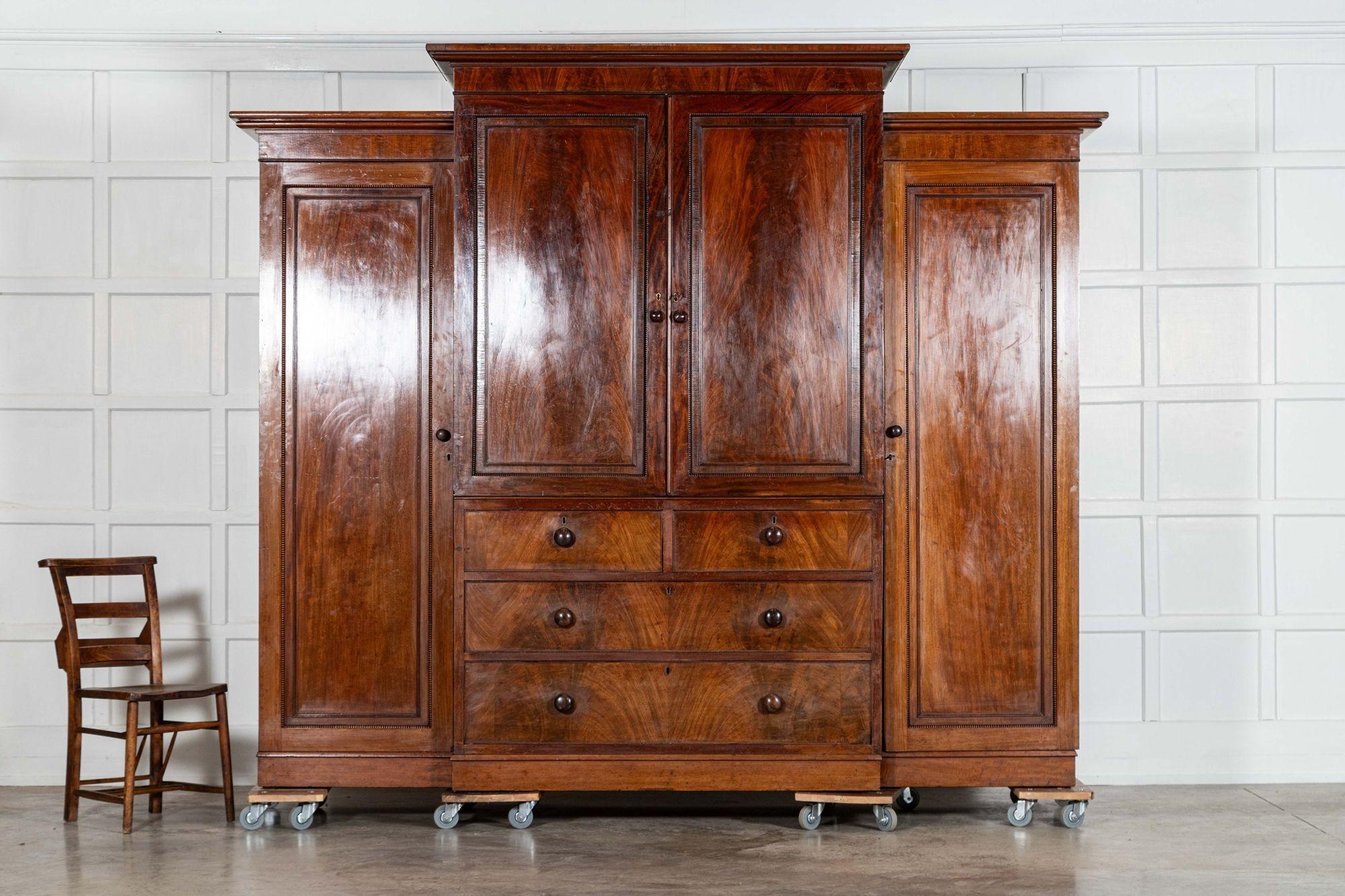 XIXe siècle Monumentale armoire à glace en acajou du 19e siècle en vente