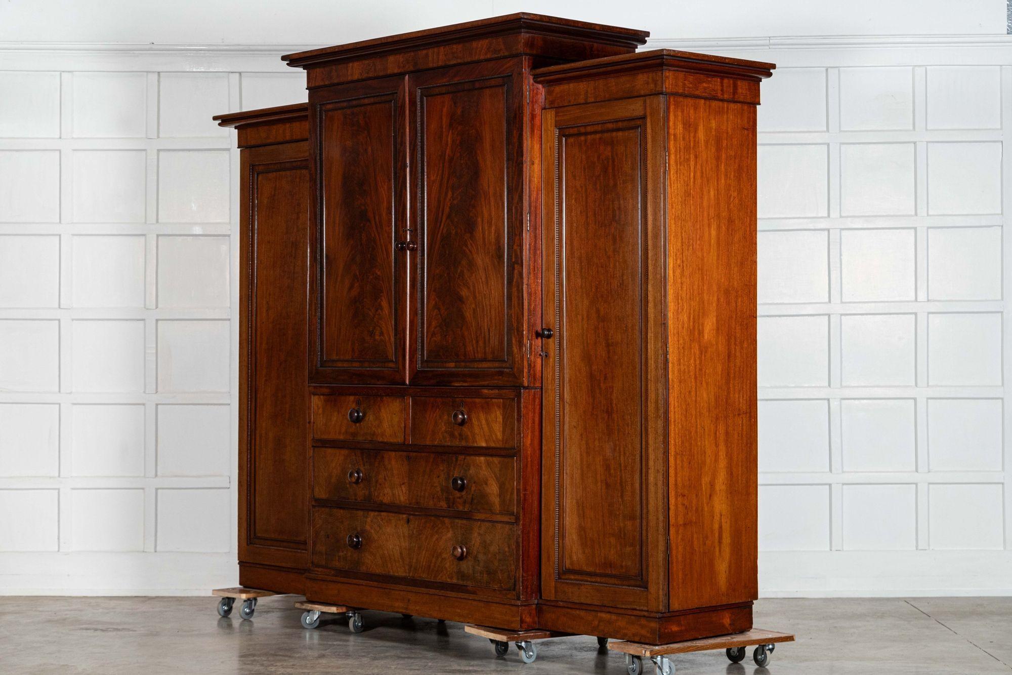 Acajou Monumentale armoire à glace en acajou du 19e siècle en vente