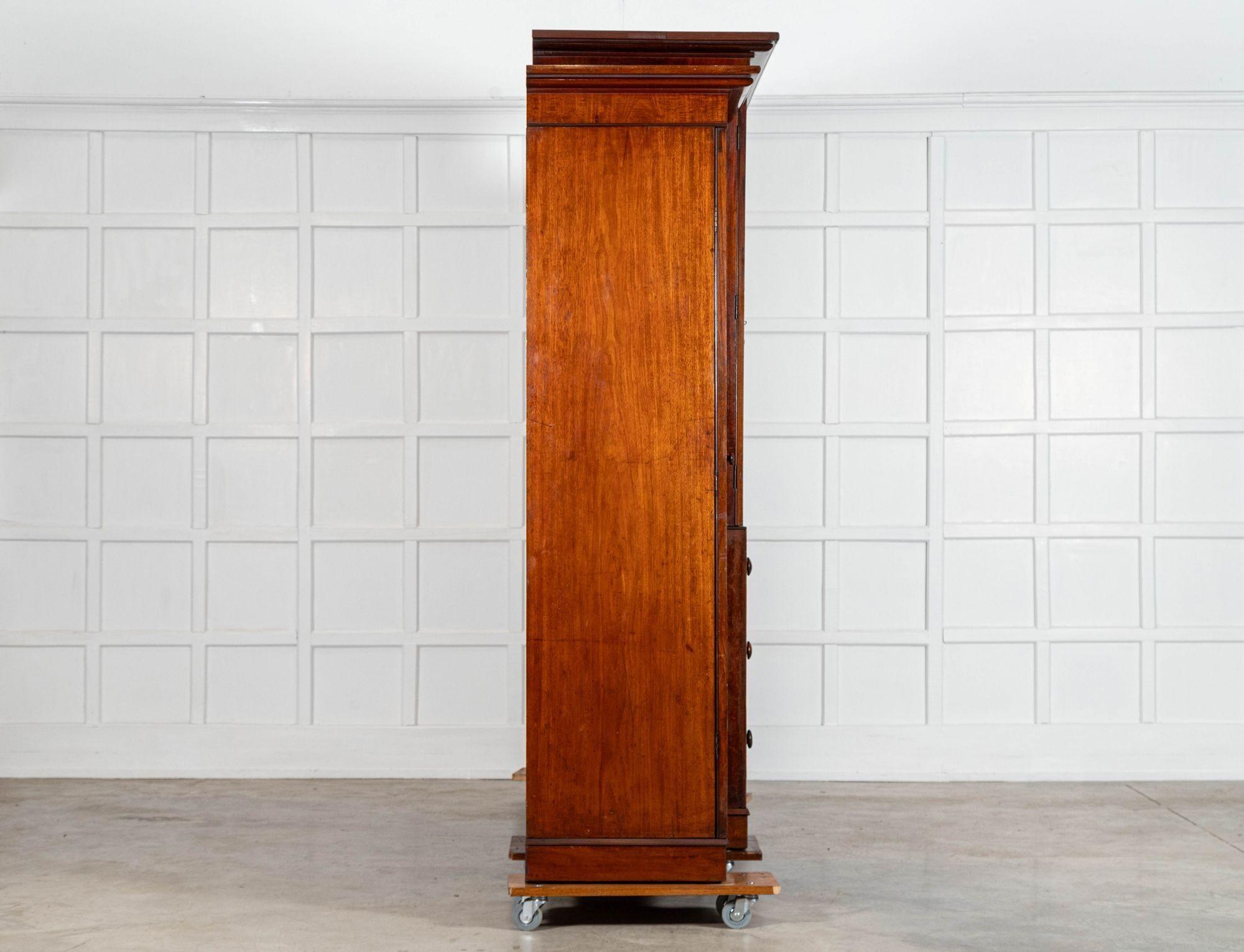 Monumentale armoire à glace en acajou du 19e siècle en vente 2
