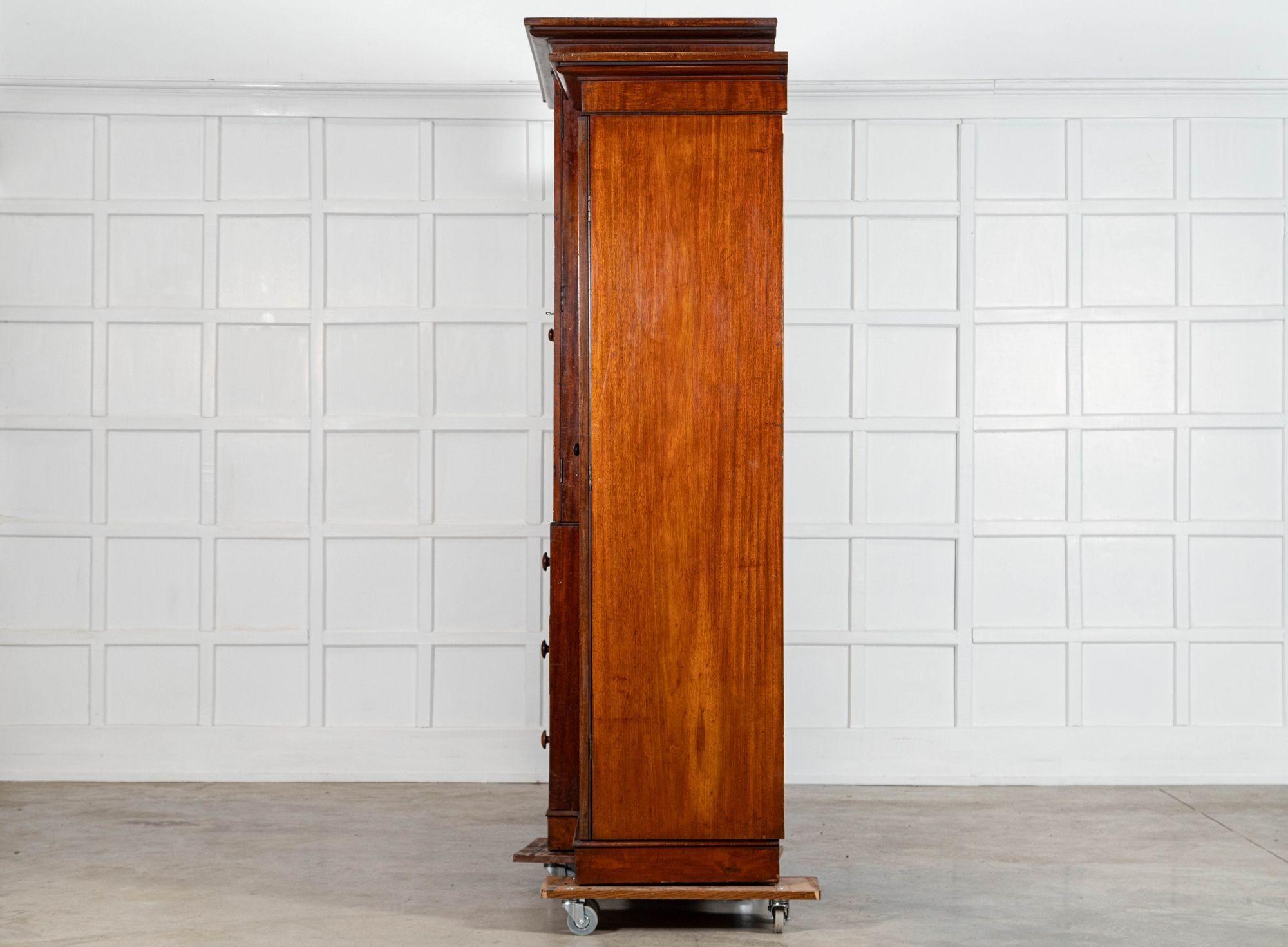 Monumentale armoire à glace en acajou du 19e siècle en vente 3
