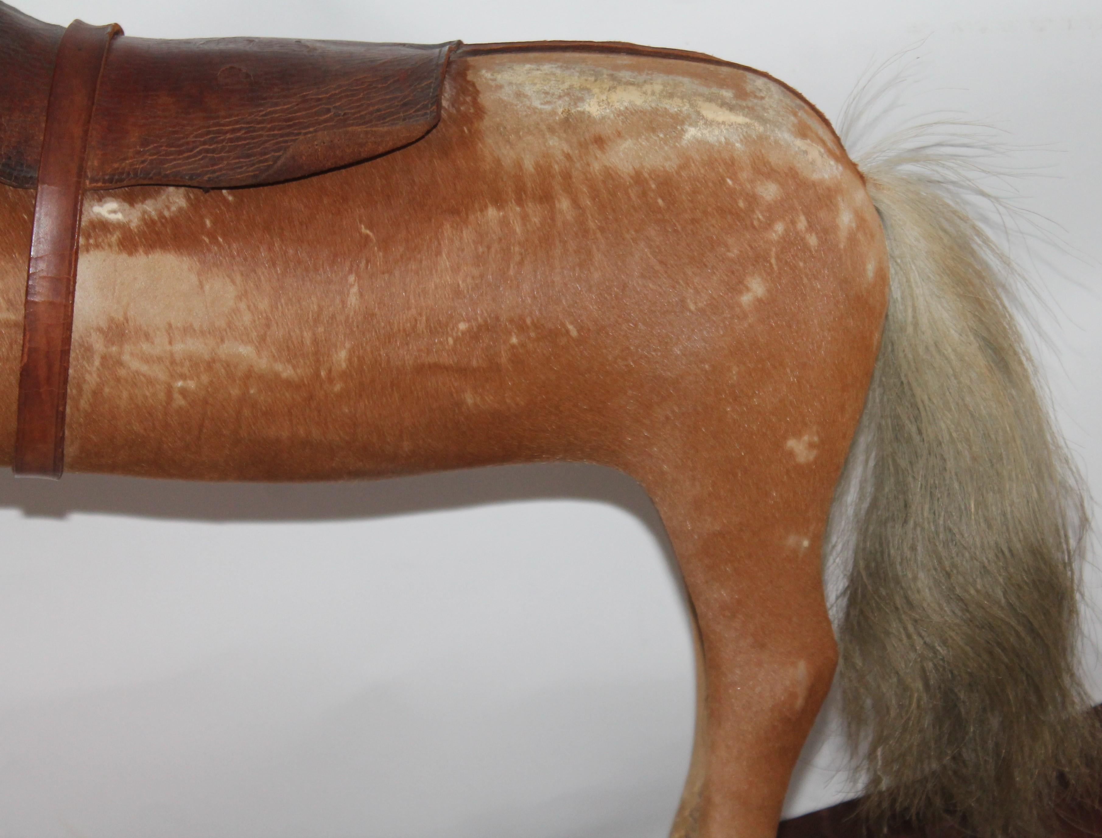 Américain Monumental cheval à bascule du XIXe siècle avec peinture d'origine en vente
