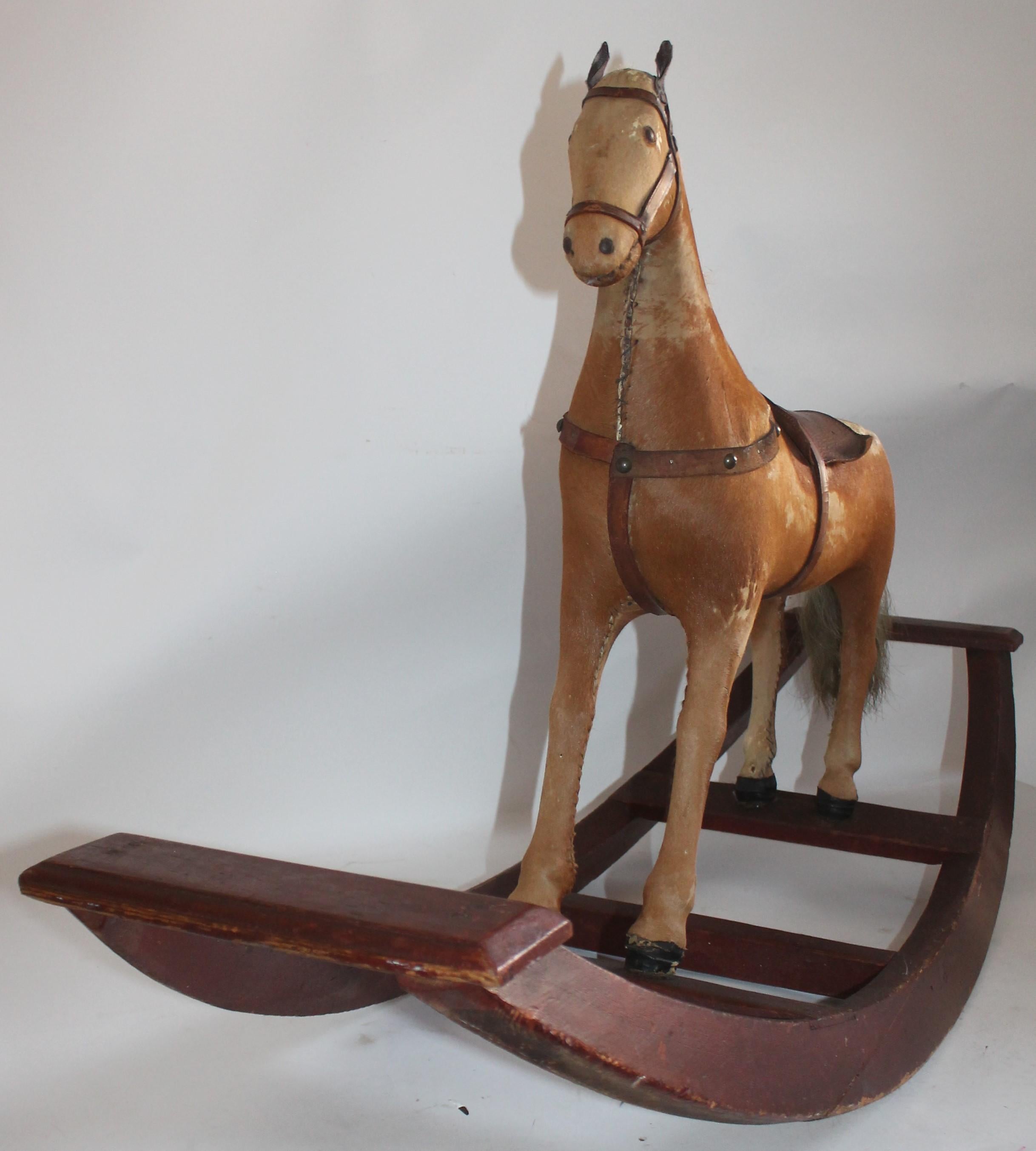 Bois Monumental cheval à bascule du XIXe siècle avec peinture d'origine en vente