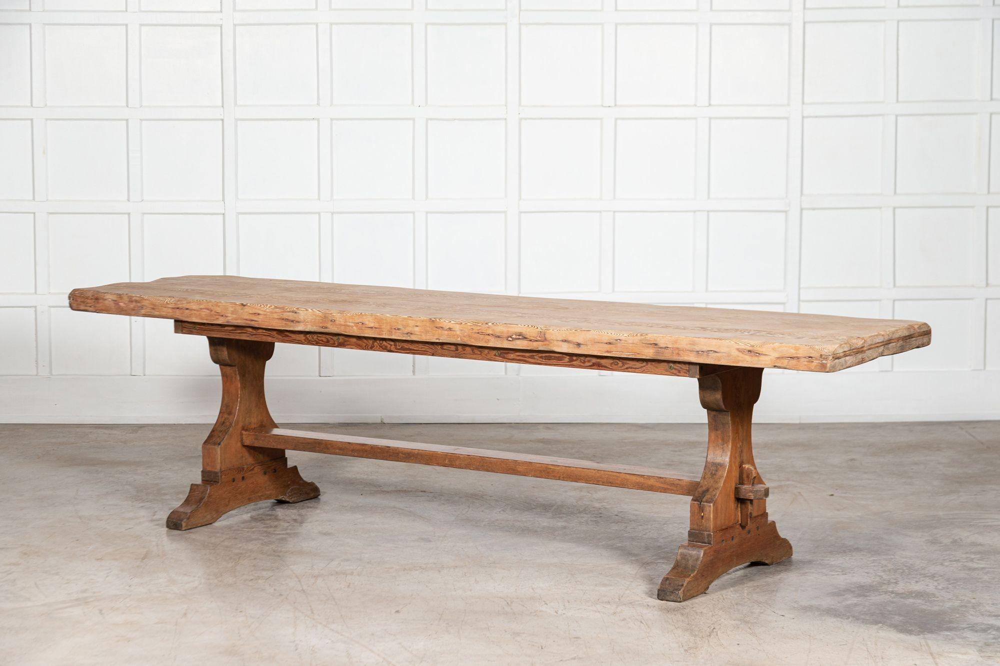 Table de réfectoire monumentale en pin écossais du 19e siècle en vente 7