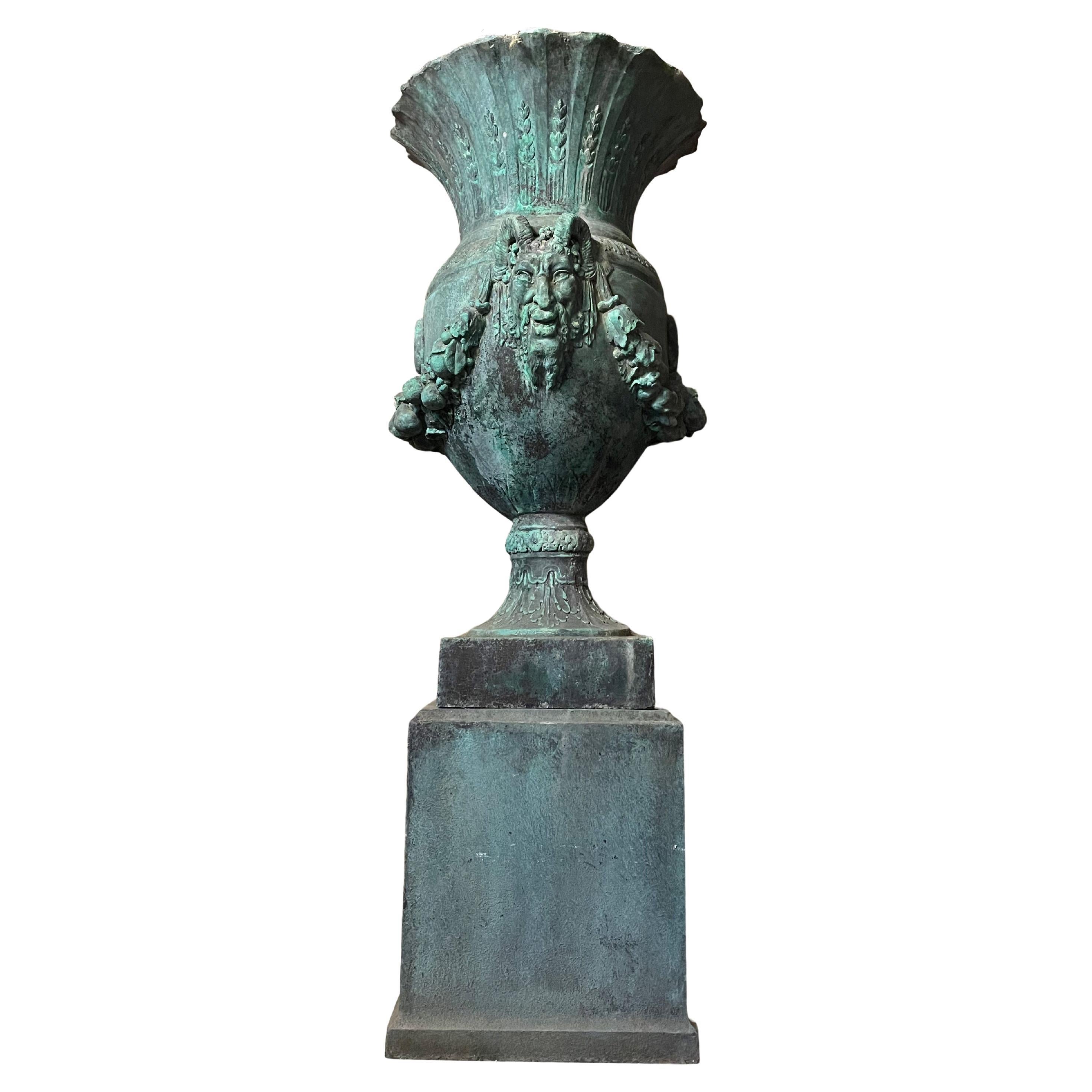 Monumentale urne classique en fibre de verre du 20ème siècle sur piédestal