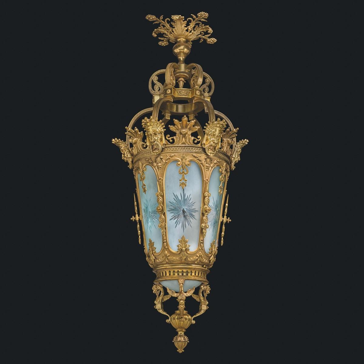 Autre Paire de lanternes monumentales françaises du 20ème siècle en bronze doré et cristal en vente