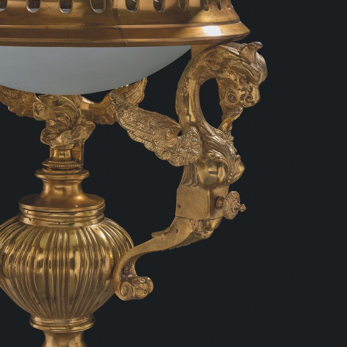 Français Paire de lanternes monumentales françaises du 20ème siècle en bronze doré et cristal en vente
