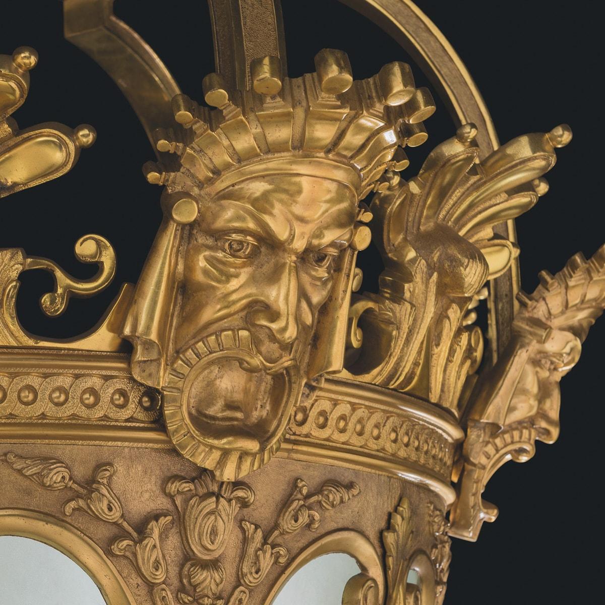 Doré Paire de lanternes monumentales françaises du 20ème siècle en bronze doré et cristal en vente