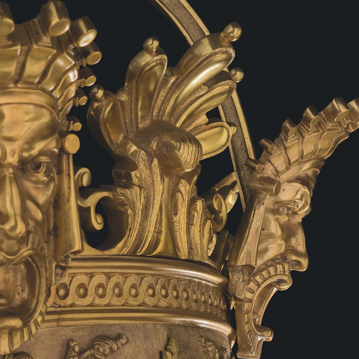 Paire de lanternes monumentales françaises du 20ème siècle en bronze doré et cristal Bon état - En vente à Royal Tunbridge Wells, Kent