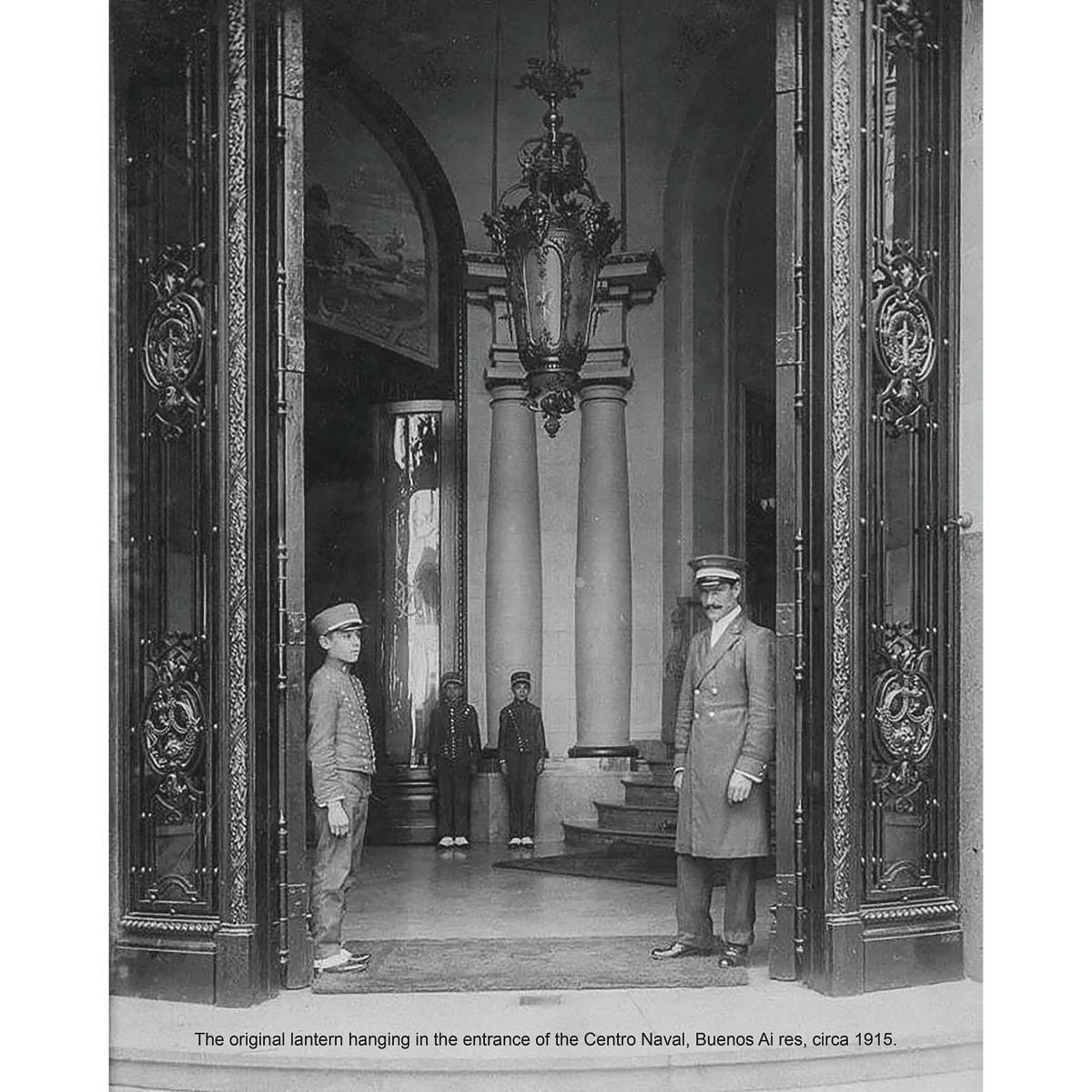 20ième siècle Paire de lanternes monumentales françaises du 20ème siècle en bronze doré et cristal en vente