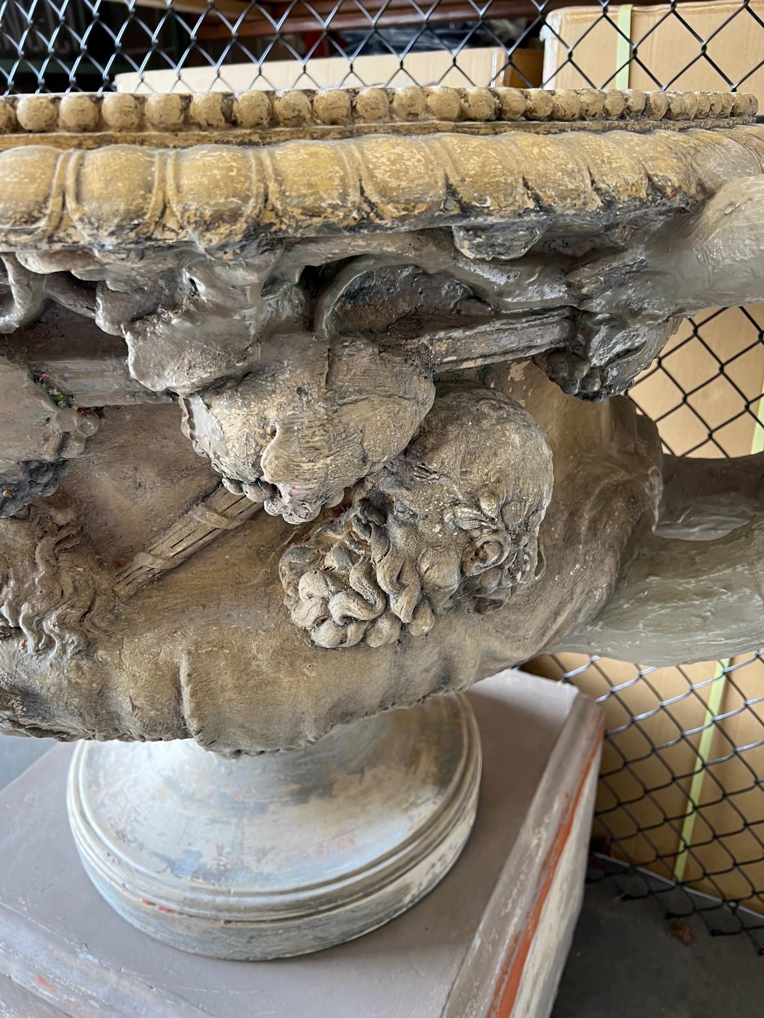 Urna monumentale in terracotta del XX secolo con grandi maniglie su un piedistallo in vendita 3