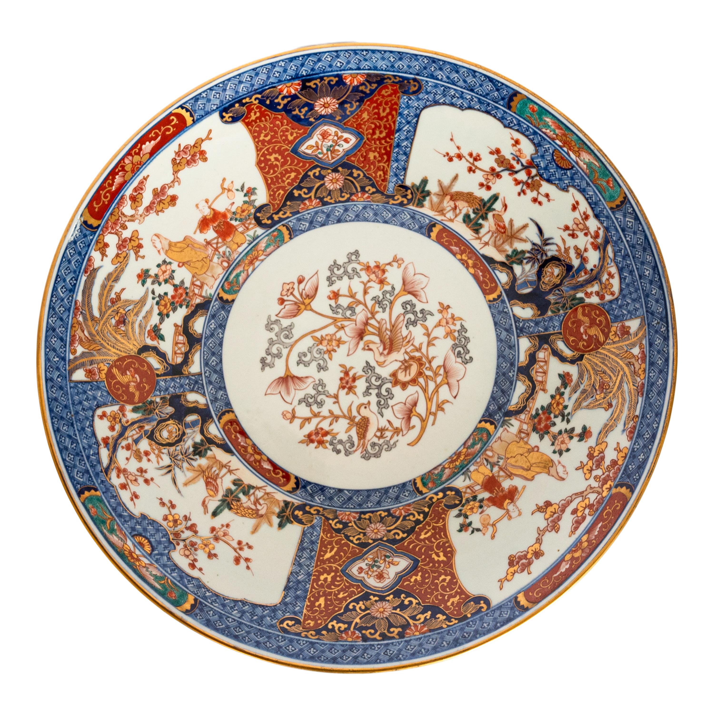 Porcelaine Paire monumentale d'assiettes de présentation Imari en porcelaine japonaise Meiji ancienne de 22 pouces, 1880 en vente