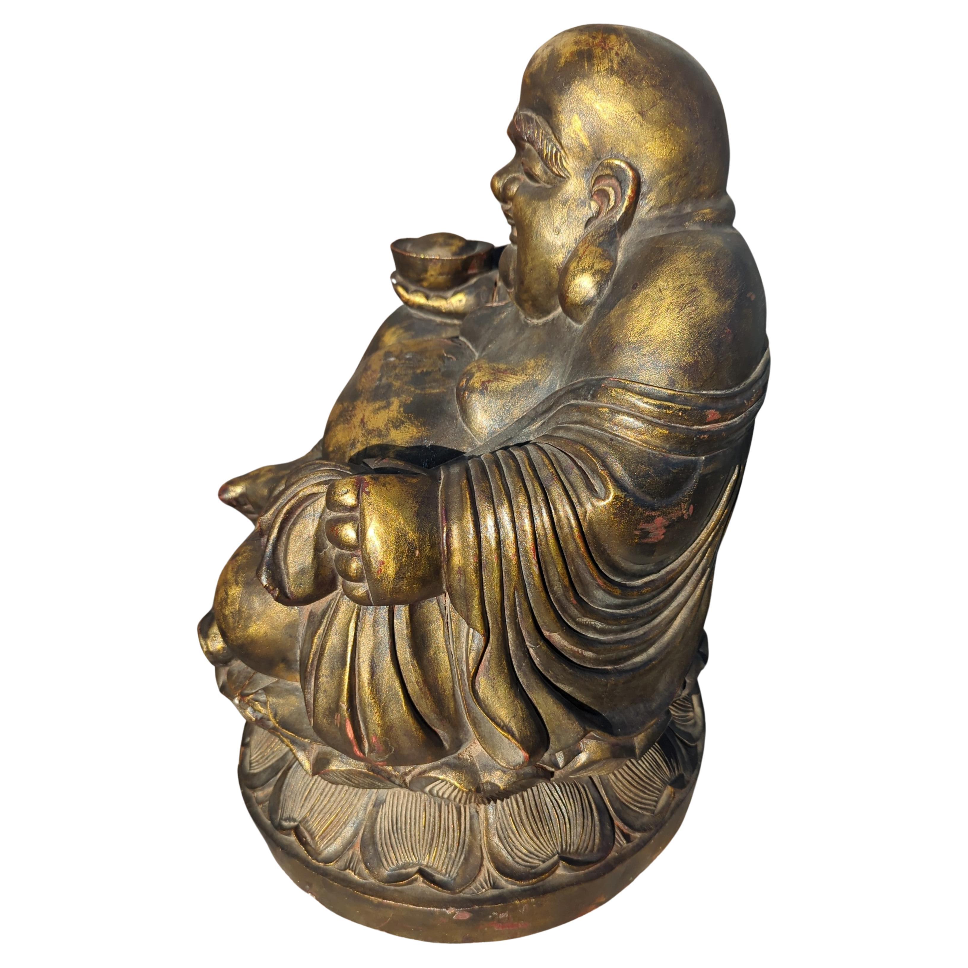 Qing Monumental Bouddha Budai Hotai en bois doré chinois ancien de 23 pouces sur assise de lotus, vers 1940 en vente