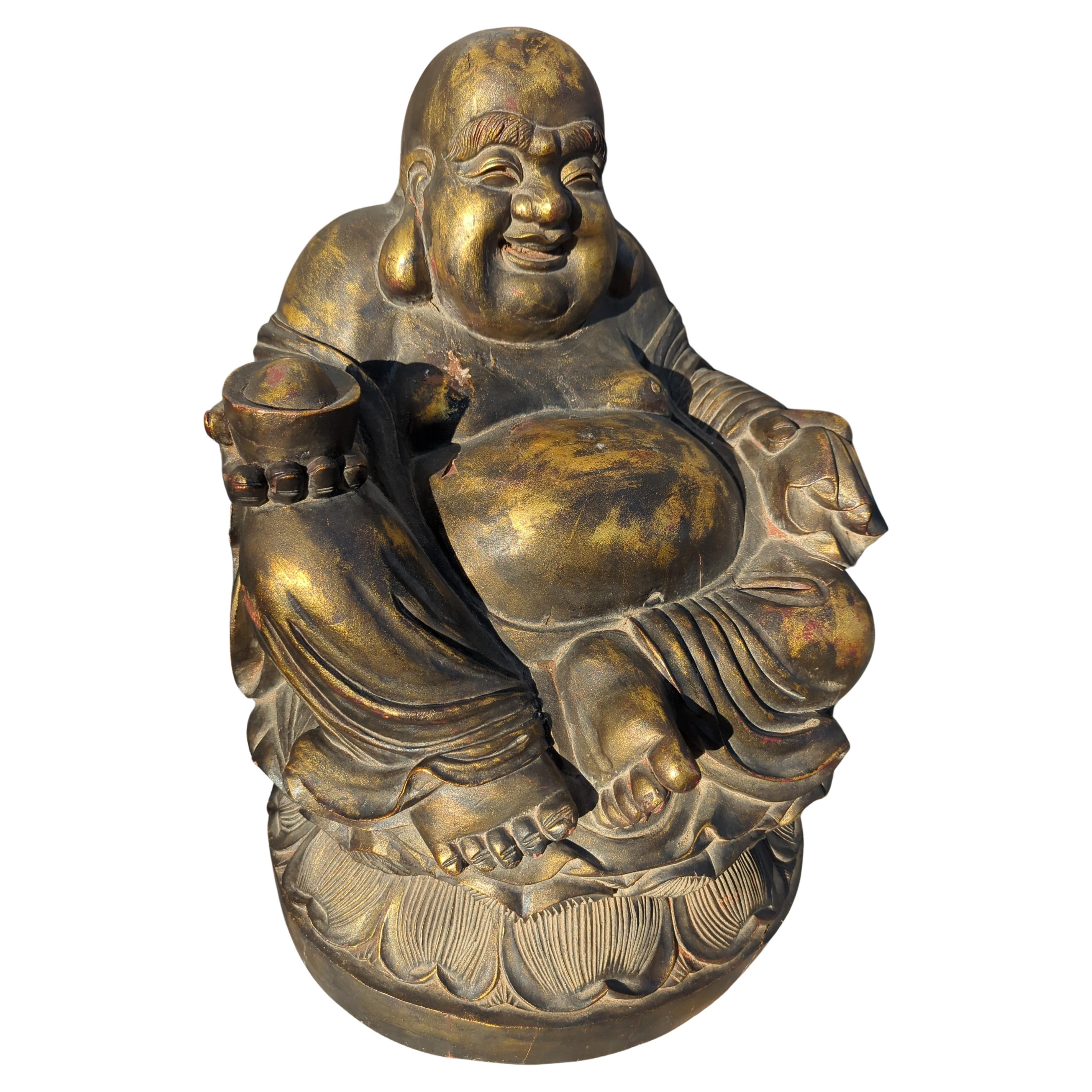 Chinois Monumental Bouddha Budai Hotai en bois doré chinois ancien de 23 pouces sur assise de lotus, vers 1940 en vente