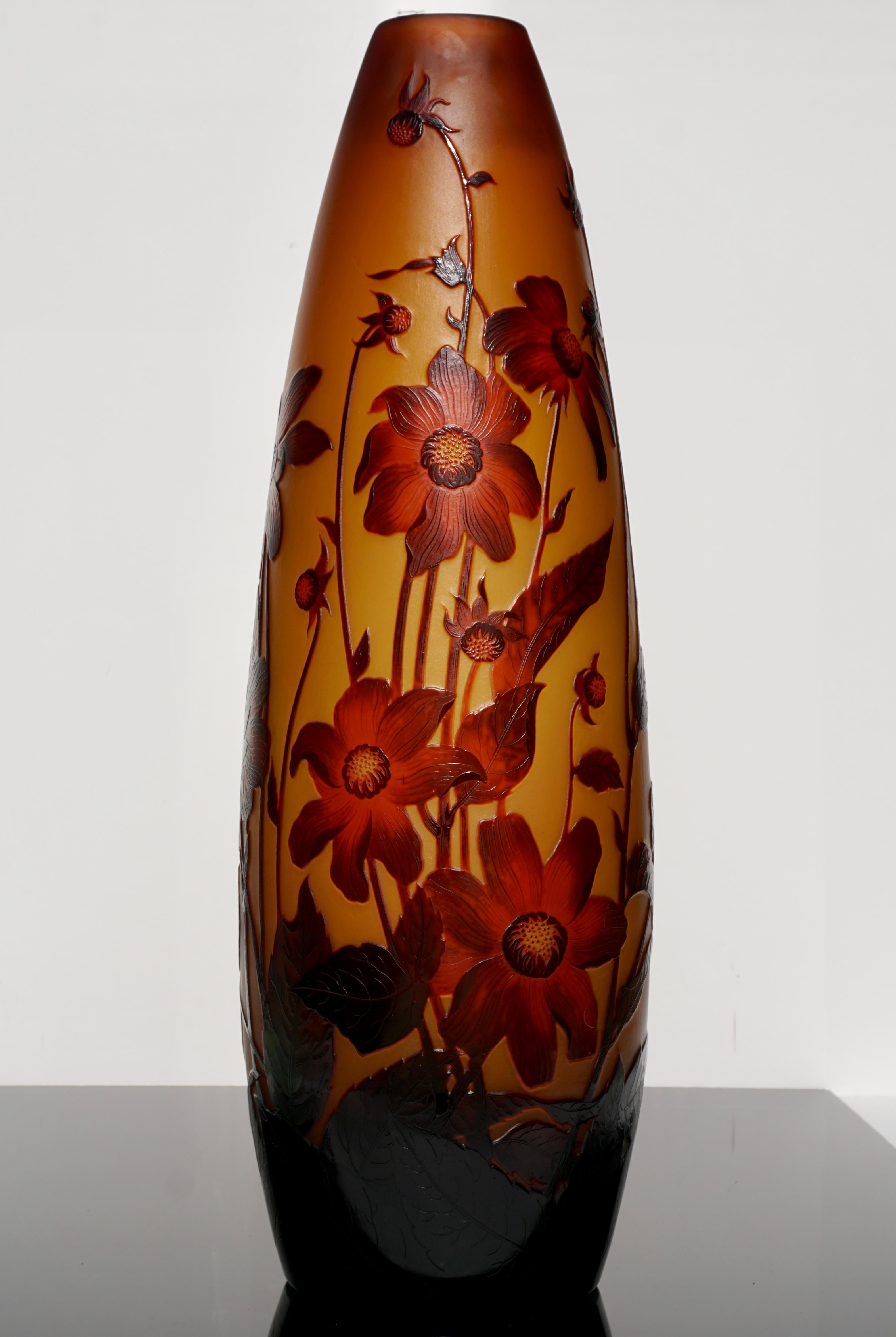 Diese Vase wurde zweifellos von Paul Nicolas wi entworfen und ausgeführt, dem Chefdesigner von Emile Galle und Leiter seines Ateliers in Nancy. Paul Nicolas arbeitete für St. Louis Chrystal, bevor er D'argental gründete, und brachte bessere