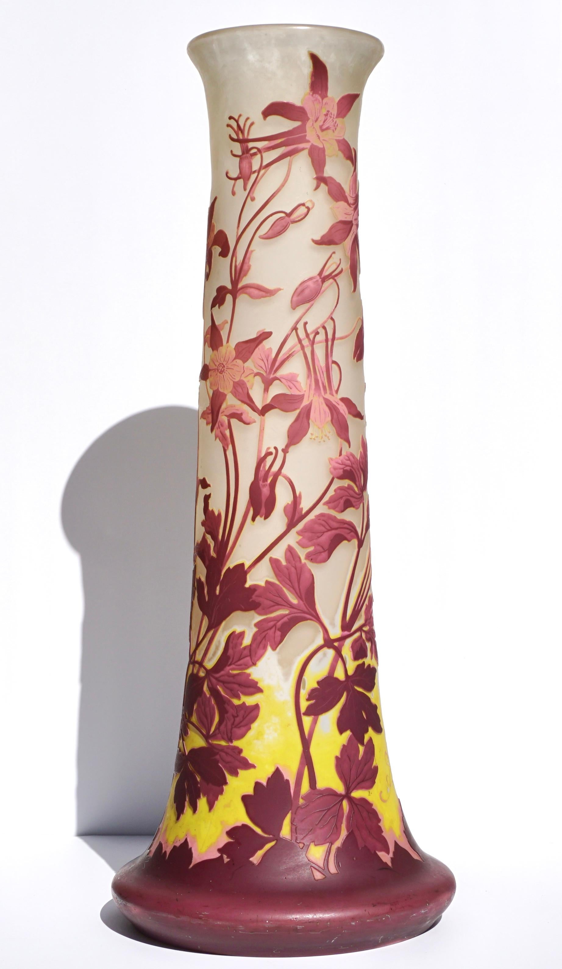 Grand vase de sol floral en verre Gallé Cameo de quatre couleurs, finement sculpté, vers 1910, art nouveau. 
Marques : Gallé
Mesures : Hauteur : 24.35 pouces (62 cm)
Diamètre : 9,75 pouces
Condit : Très bon état, sans dommages ni