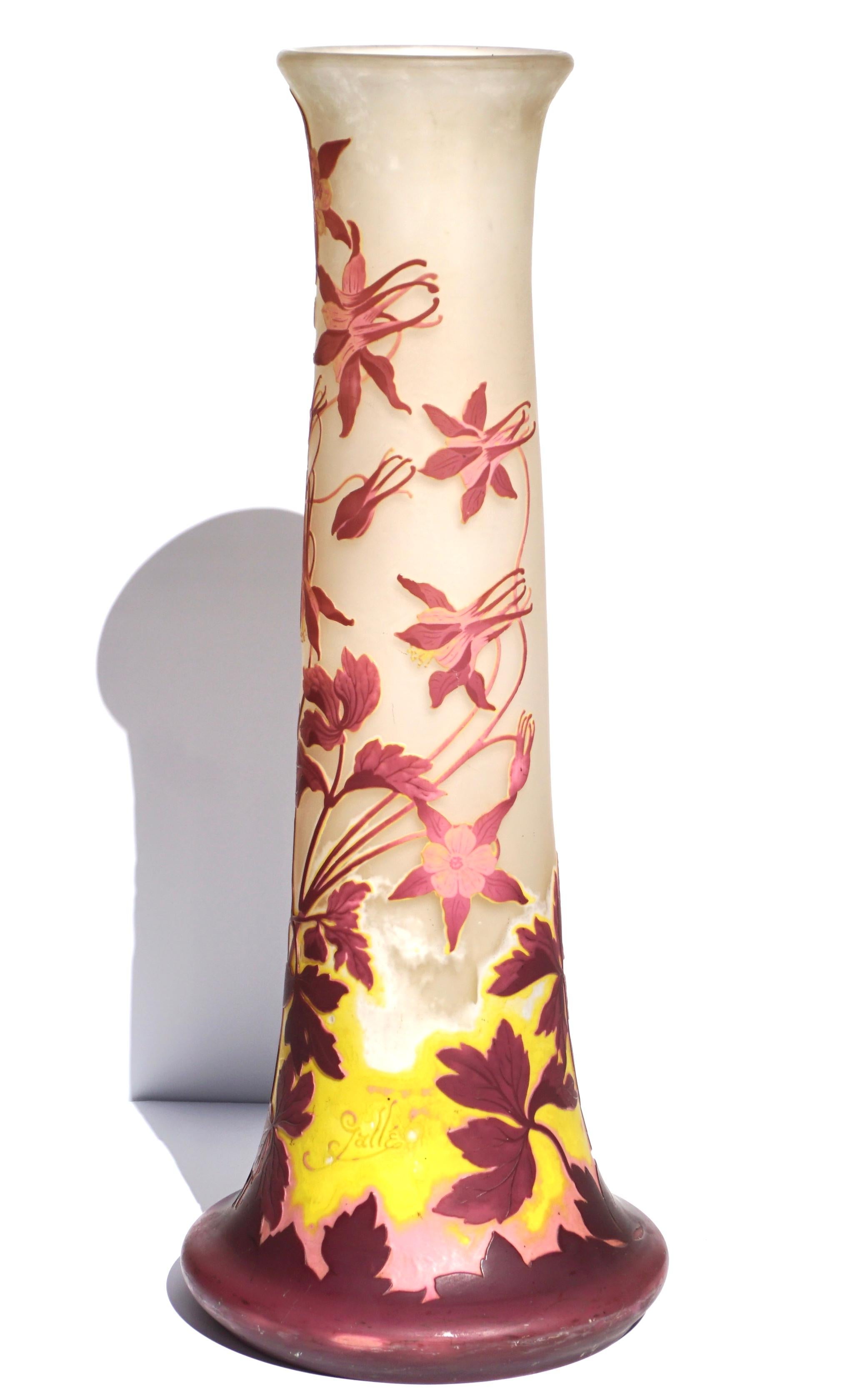 Sculpté Monumental 24' Emile Galle Four Color Cameo Vase en vente