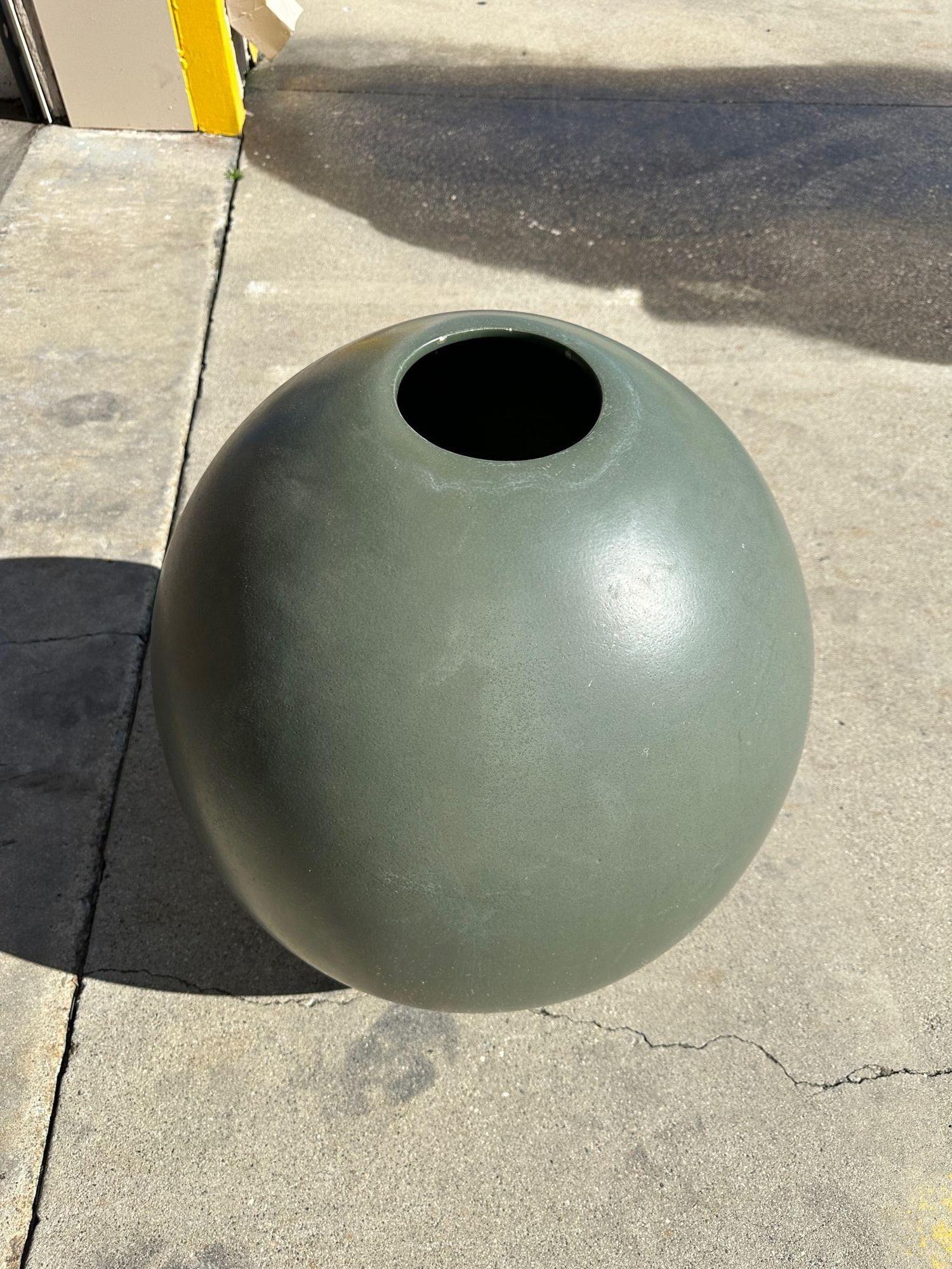Monumental vase jardinière émaillée verte de 25 pouces de Marilyn Austin pour Architectural Pot 1