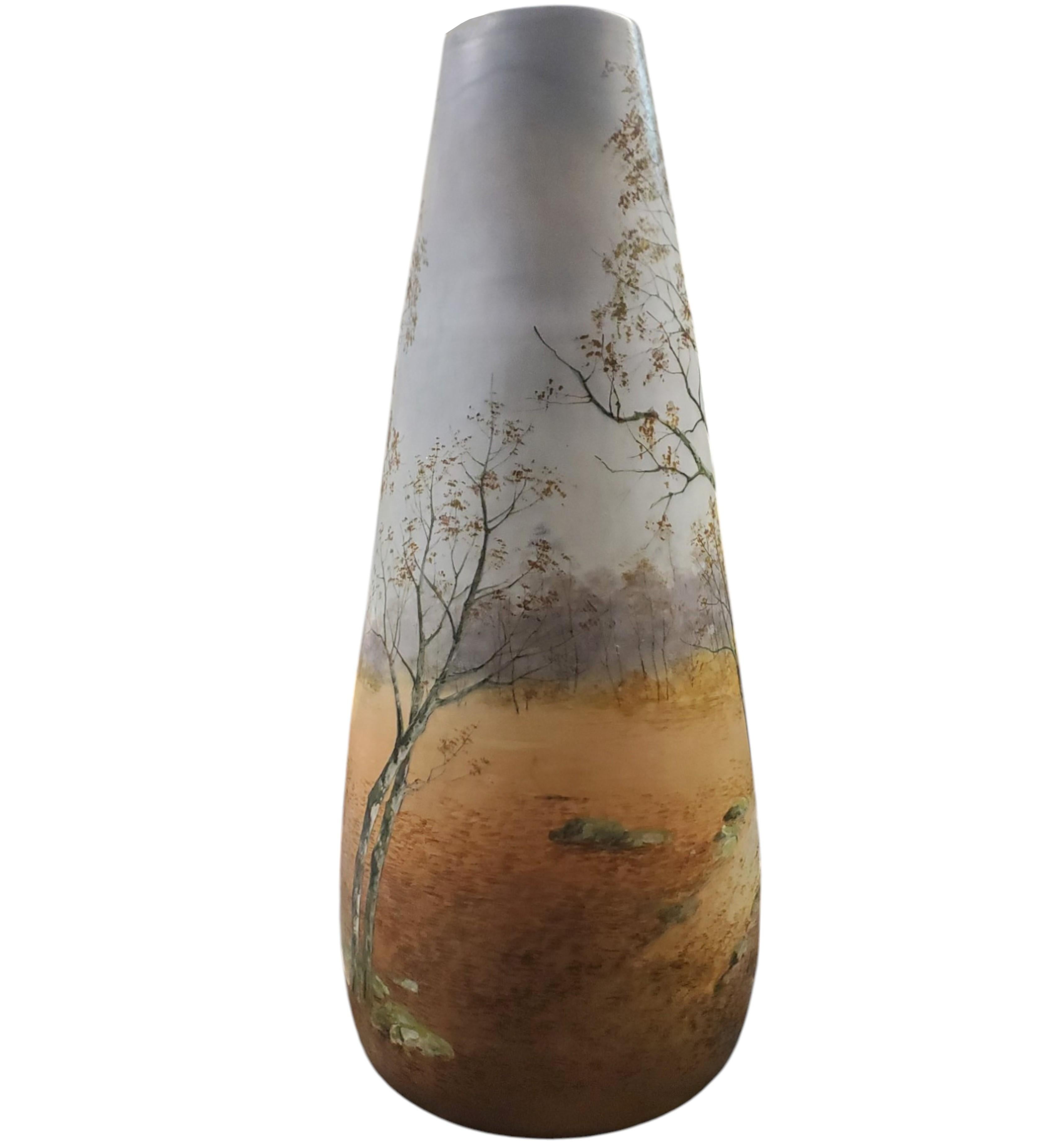 
Questo splendido vaso in ceramica dipinto a mano, opera di Narbon D. A. Delphin Massier (1836-1907), è stato realizzato da Narbon. 
di Vallauris AM, è un esempio straordinario di ceramica d'arte francese della fine del XIX secolo. 
Le dimensioni