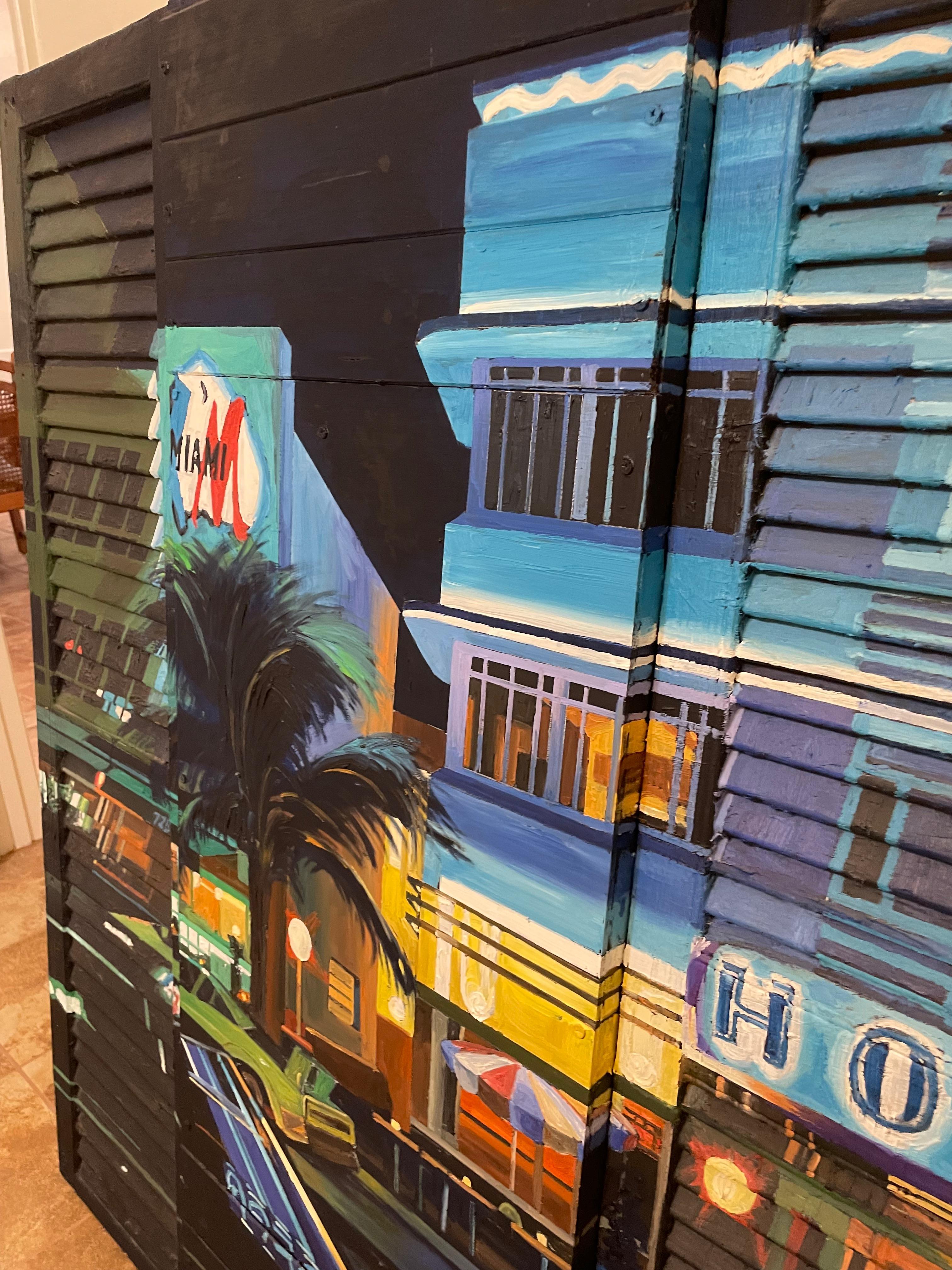 Sehr großes, beeindruckend realistisches Gemälde in Öl und Wachs auf Holz, das eine Urlaubsstraße mit beleuchtetem Hotel und Palmen darstellt.  Die Oberfläche hat mehrere Ebenen und 3-Dimensionalität mit Malerei auf gemischten Medien mit Holzplatte