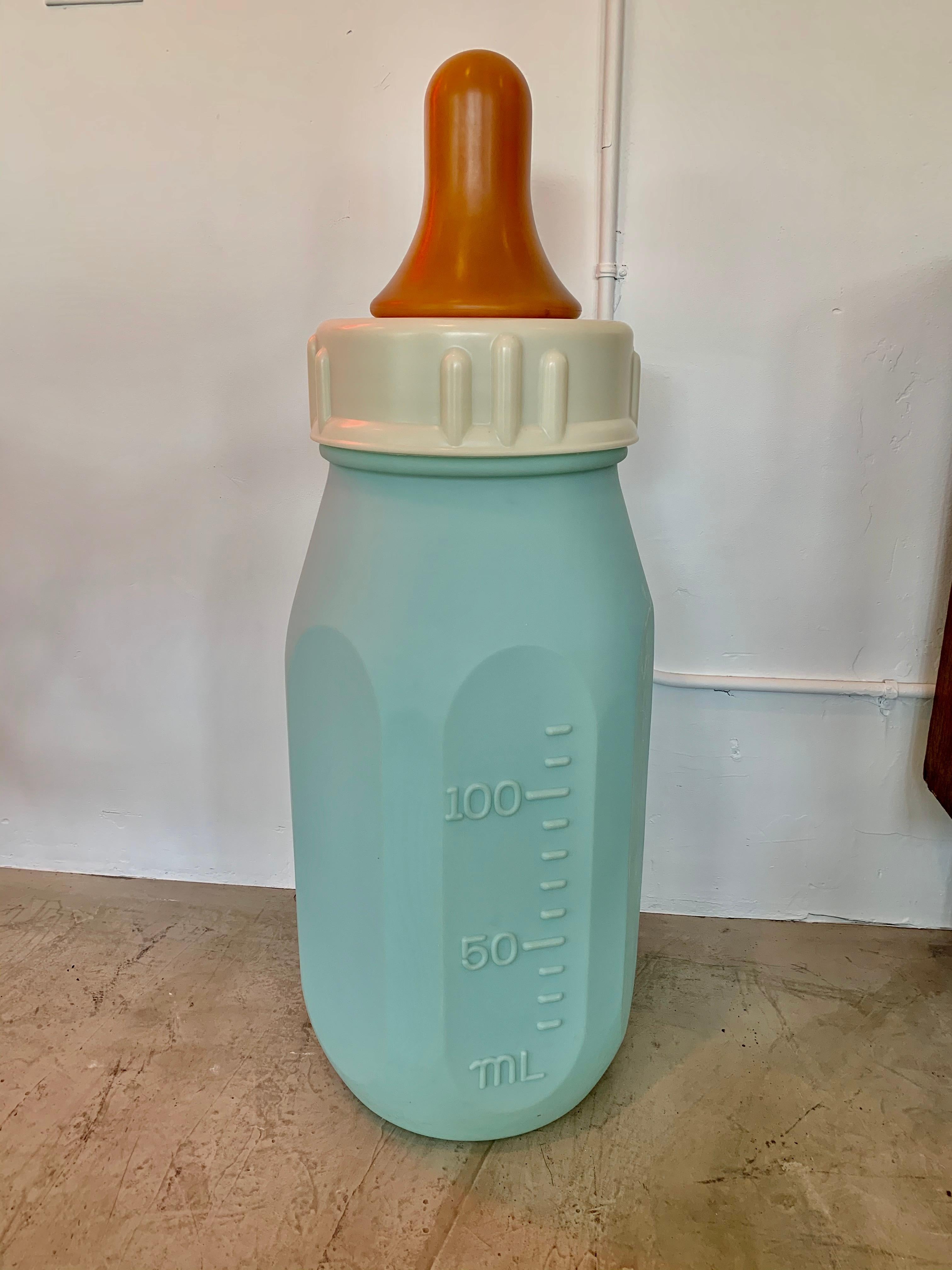 Monumentale blaue Babyflasche (amerikanisch) im Angebot