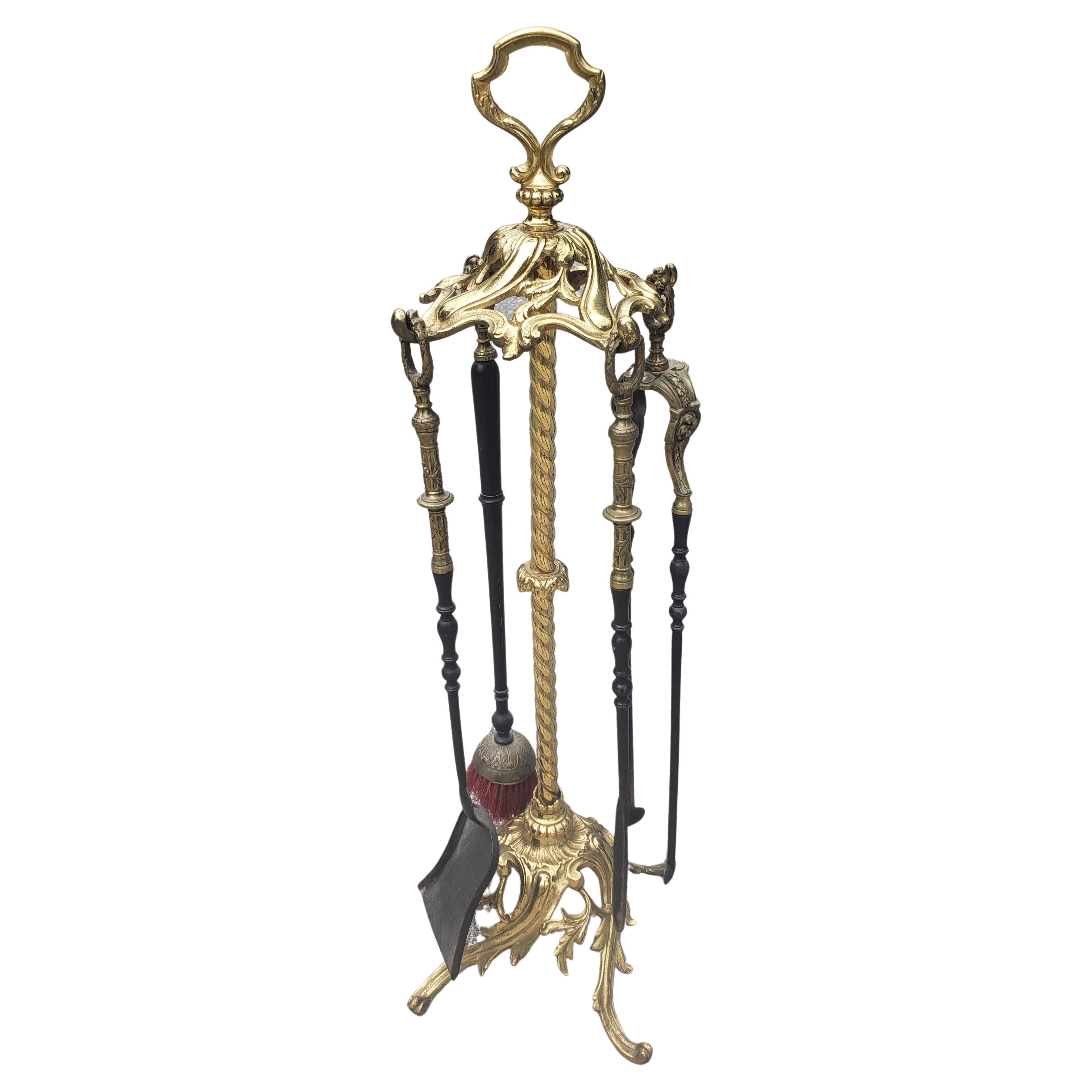 Monumental ensemble d'outils et d'outils de cheminée en bronze Louis XVI de 6 pièces