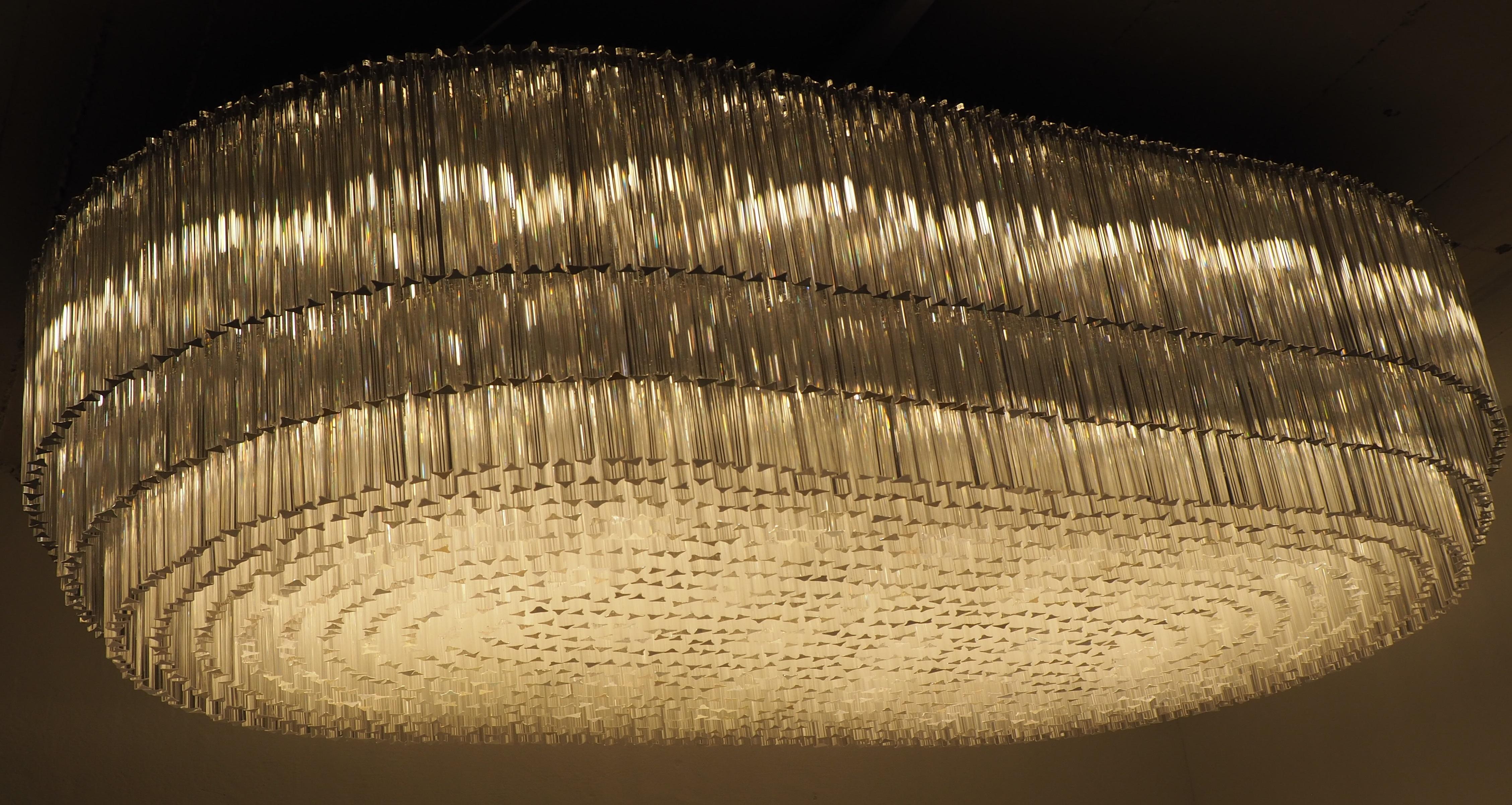 Monumentaler ovaler Muranoglas-Kronleuchter mit 70-Licht, ca. 1960er Jahre (Moderne der Mitte des Jahrhunderts) im Angebot