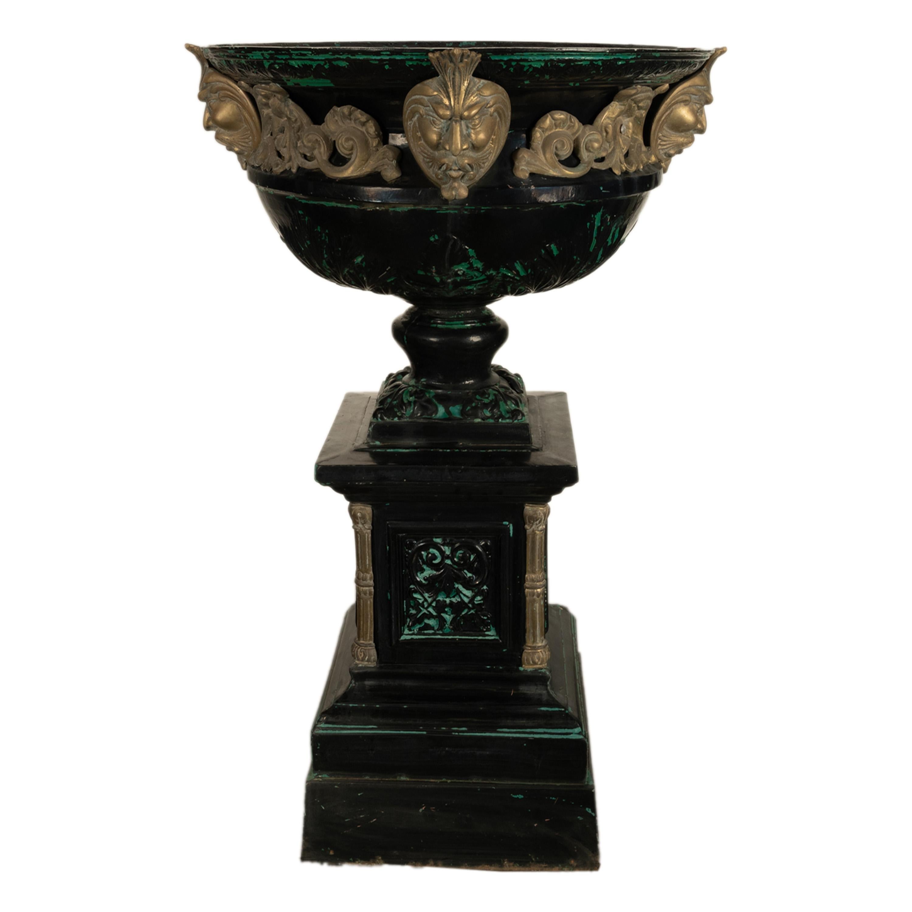 Monumentale urne de jardin en fonte et bronze ancienne de 70 pouces sur piédestal 1930 en vente 3