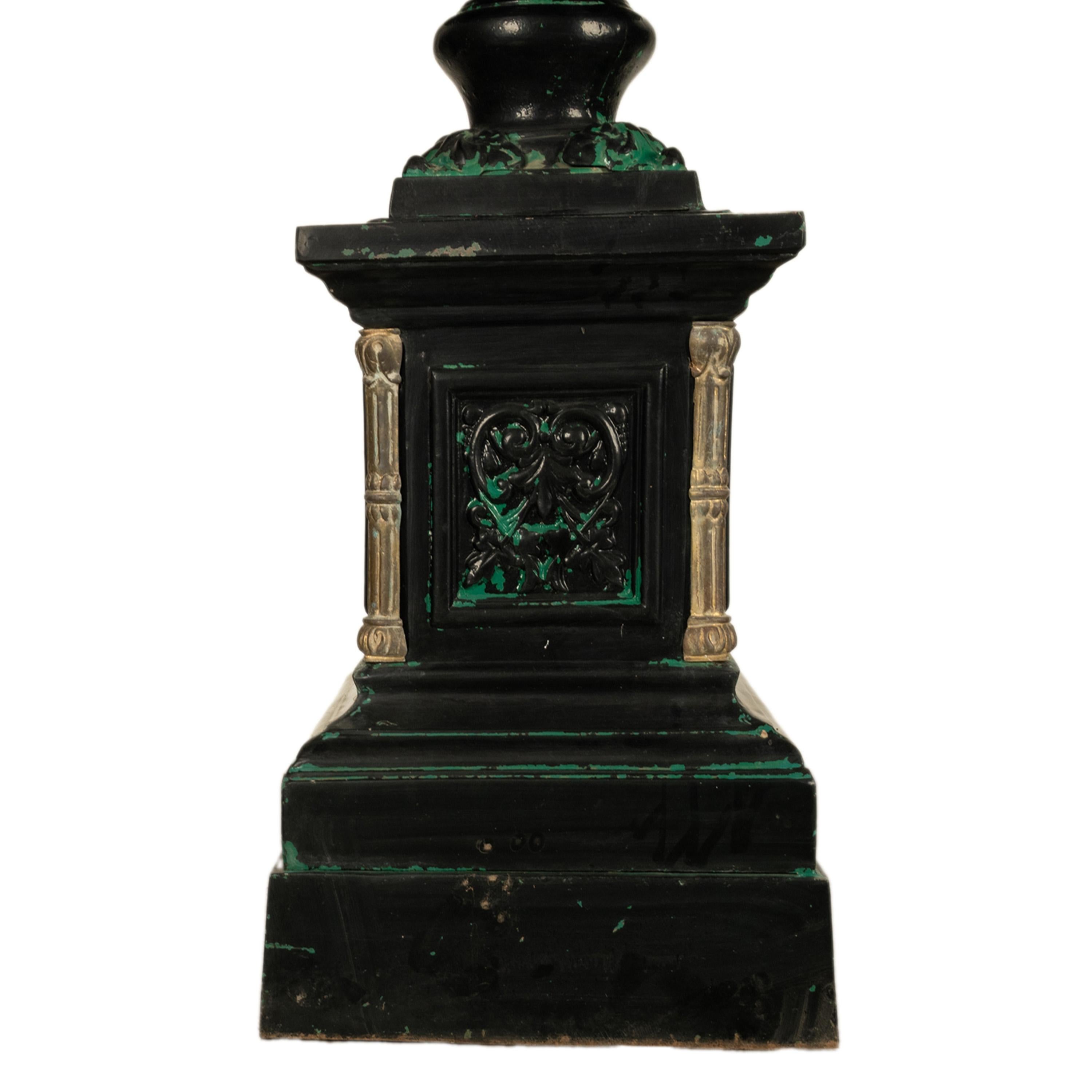 Monumentale urne de jardin en fonte et bronze ancienne de 70 pouces sur piédestal 1930 en vente 4