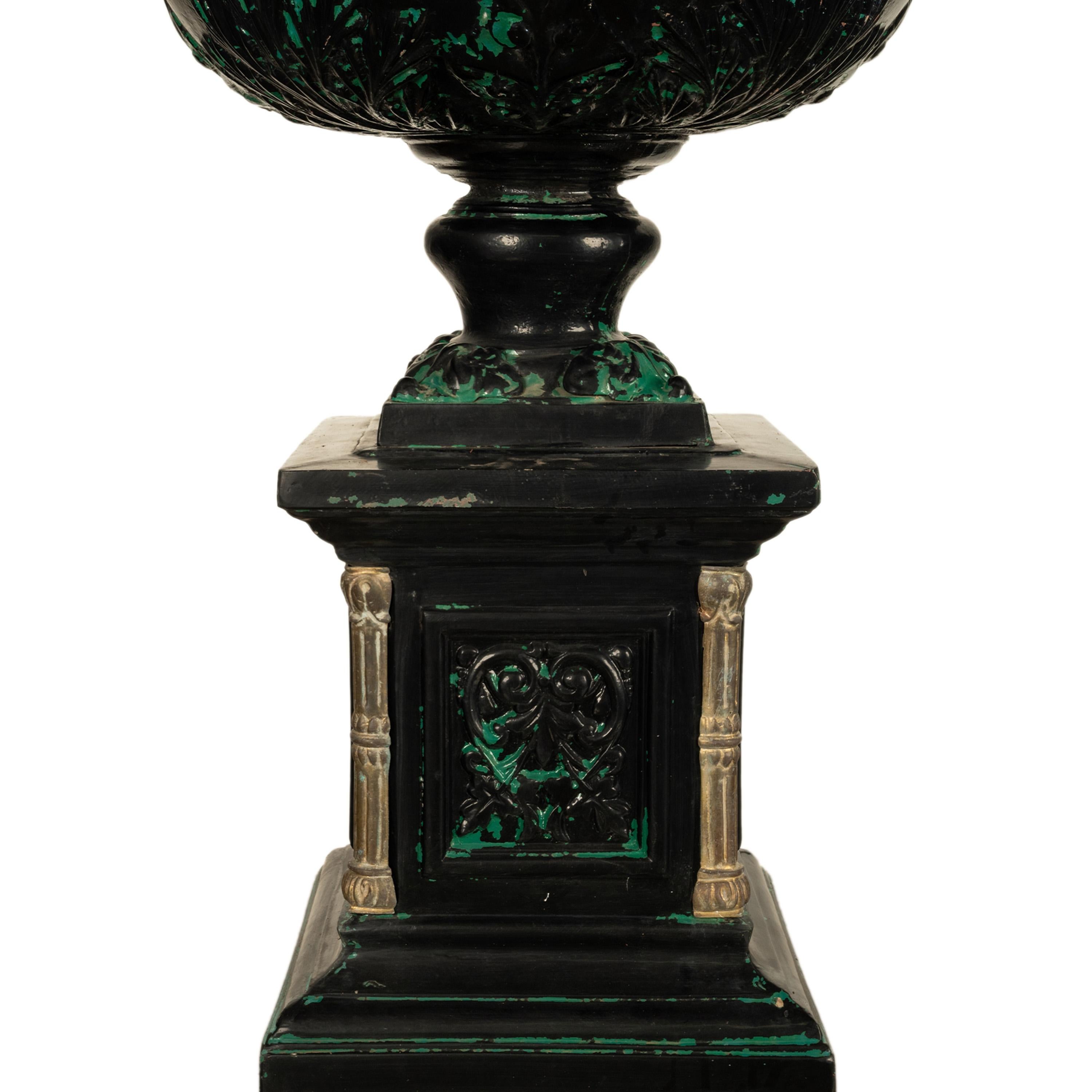 Monumentale urne de jardin en fonte et bronze ancienne de 70 pouces sur piédestal 1930 en vente 5