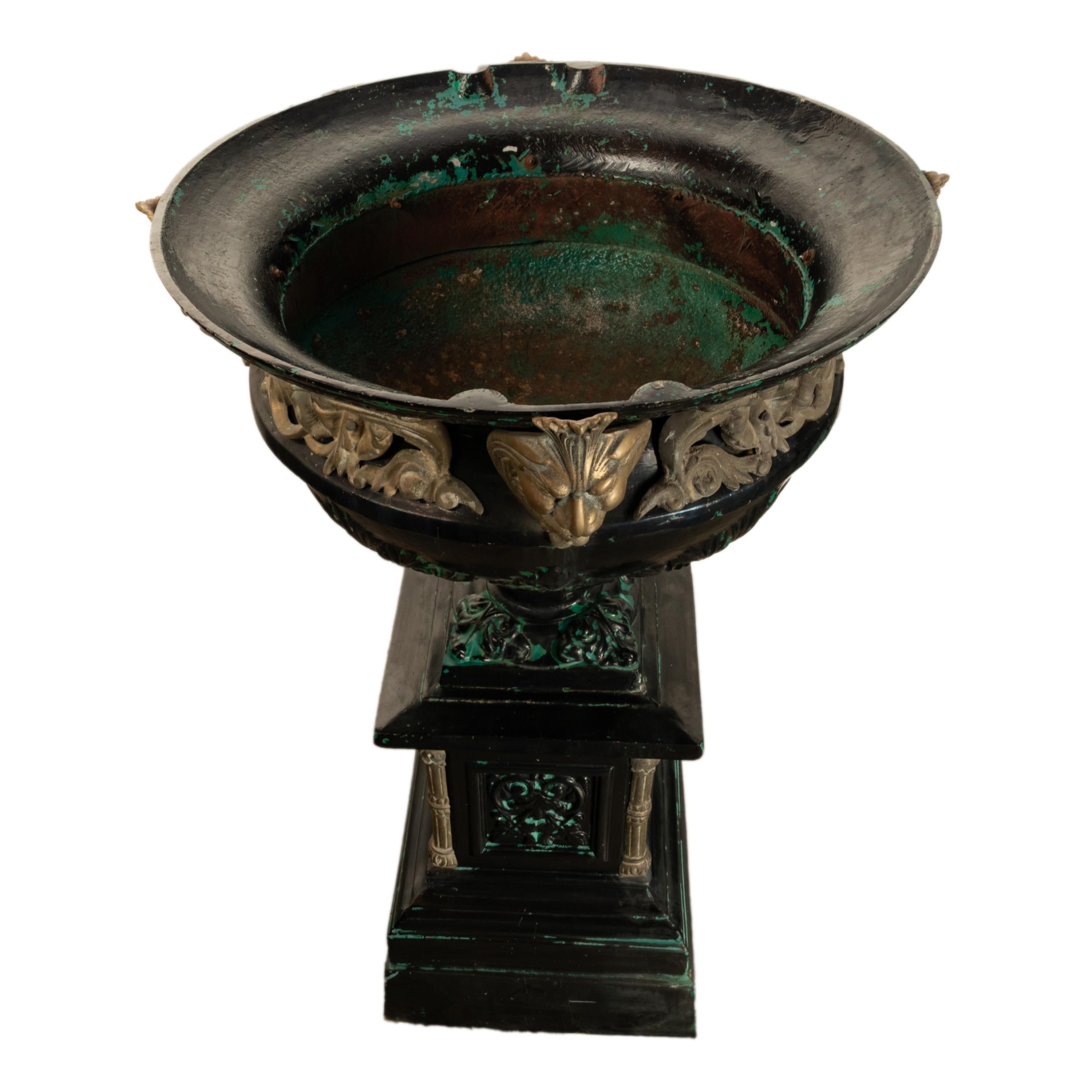 Monumentale urne de jardin en fonte et bronze ancienne de 70 pouces sur piédestal 1930 en vente 6