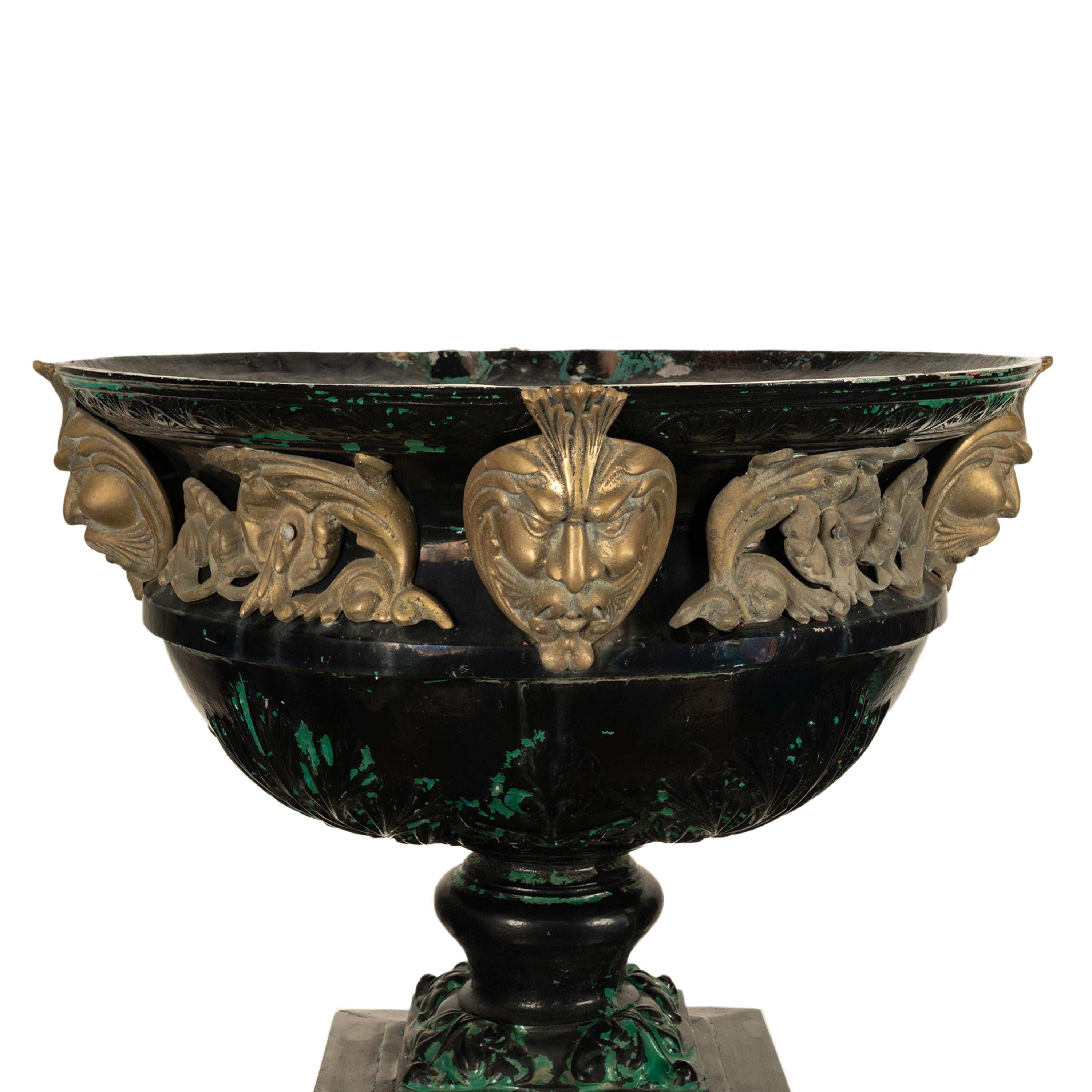 Monumentale urne de jardin en fonte et bronze ancienne de 70 pouces sur piédestal 1930 en vente 7