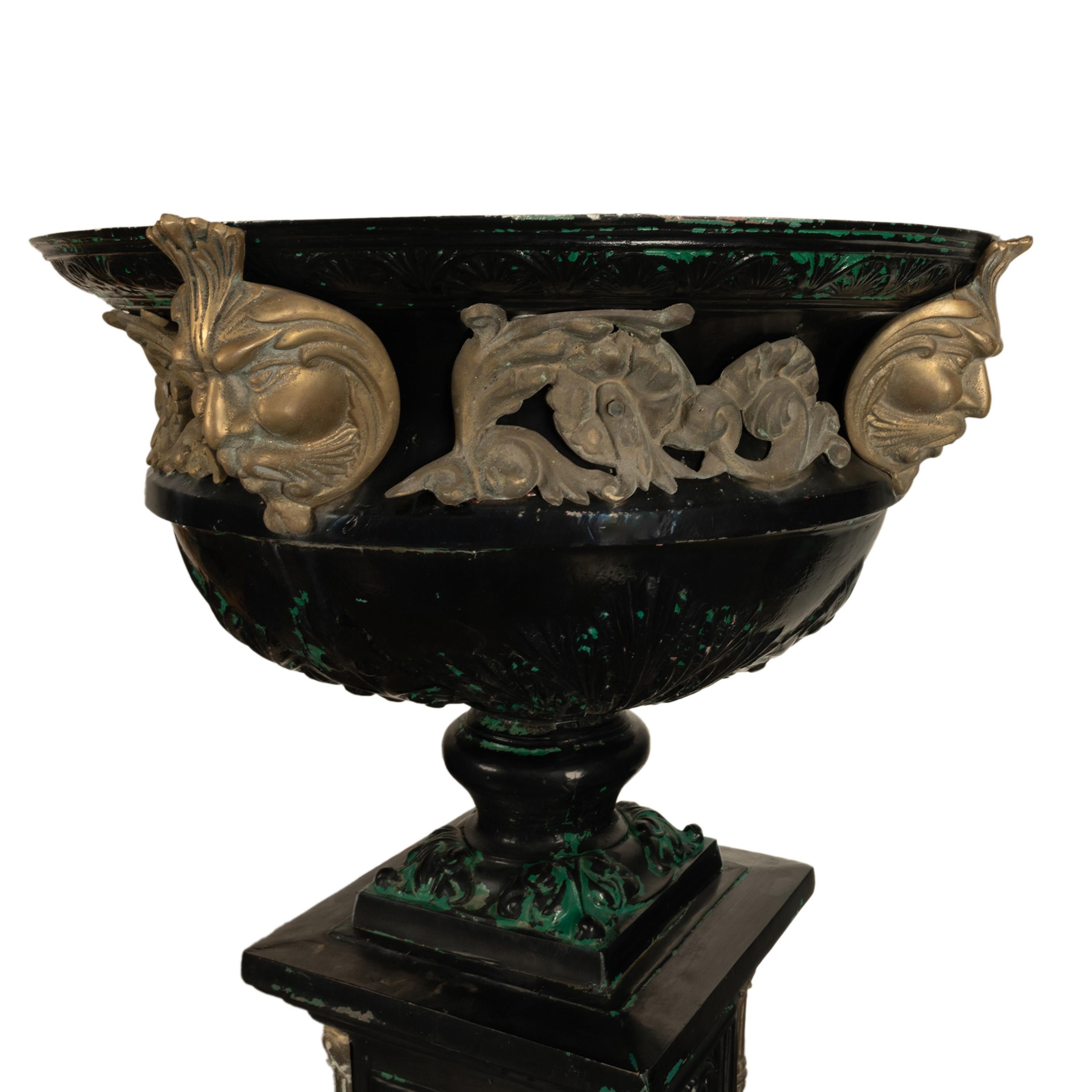 Monumentale urne de jardin en fonte et bronze ancienne de 70 pouces sur piédestal 1930 en vente 8