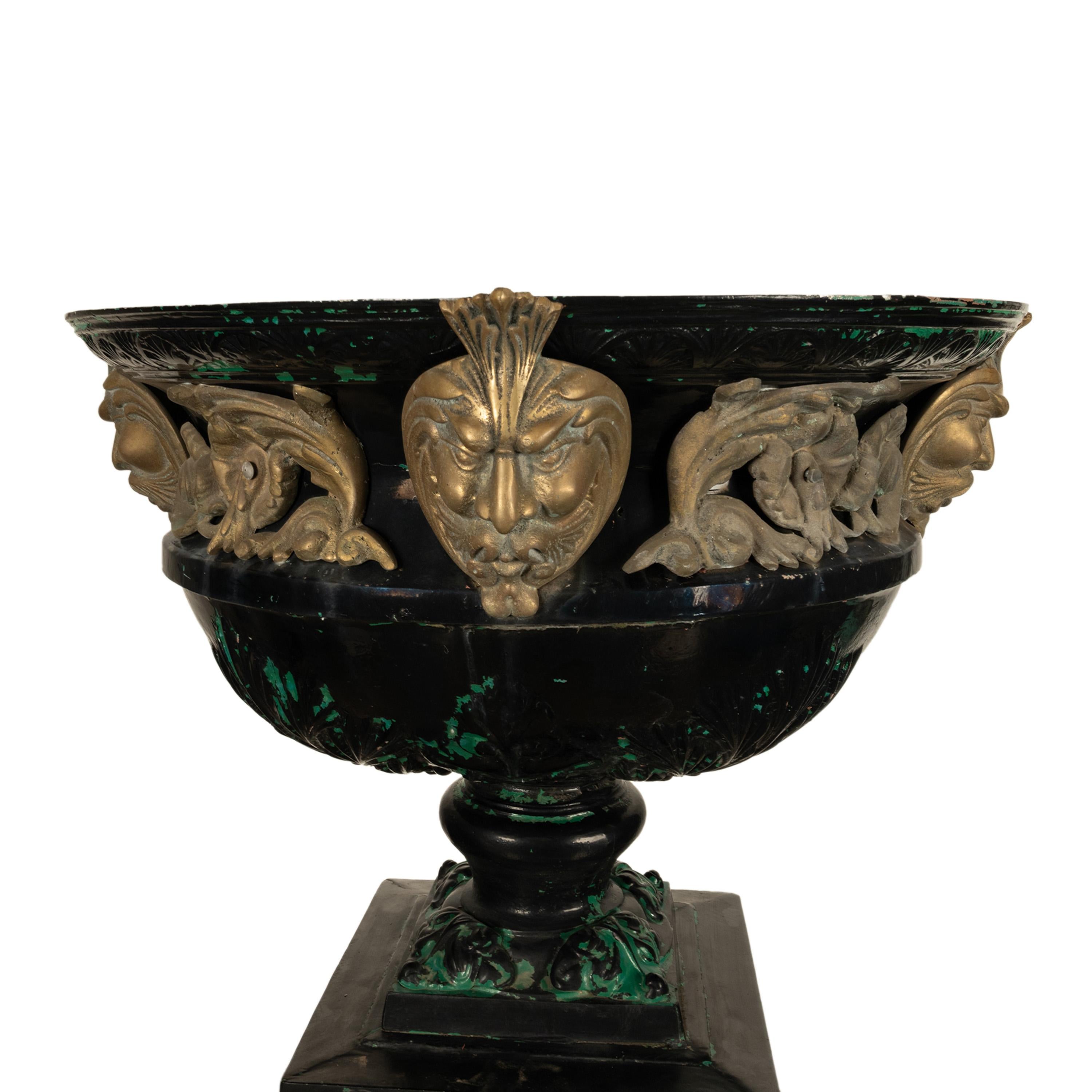 Monumentale urne de jardin en fonte et bronze ancienne de 70 pouces sur piédestal 1930 en vente 9