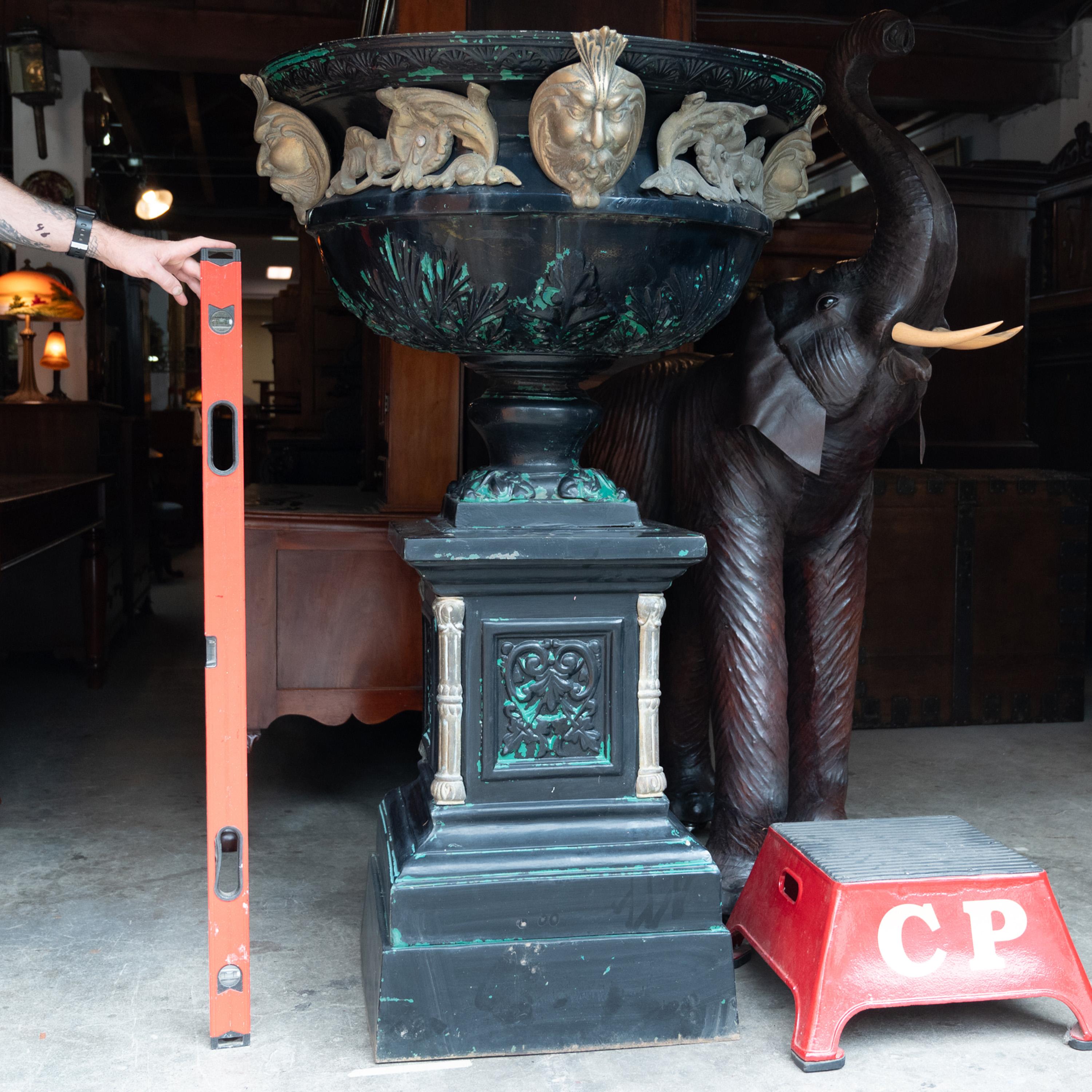 Monumentale urne de jardin en fonte et bronze ancienne de 70 pouces sur piédestal 1930 en vente 10