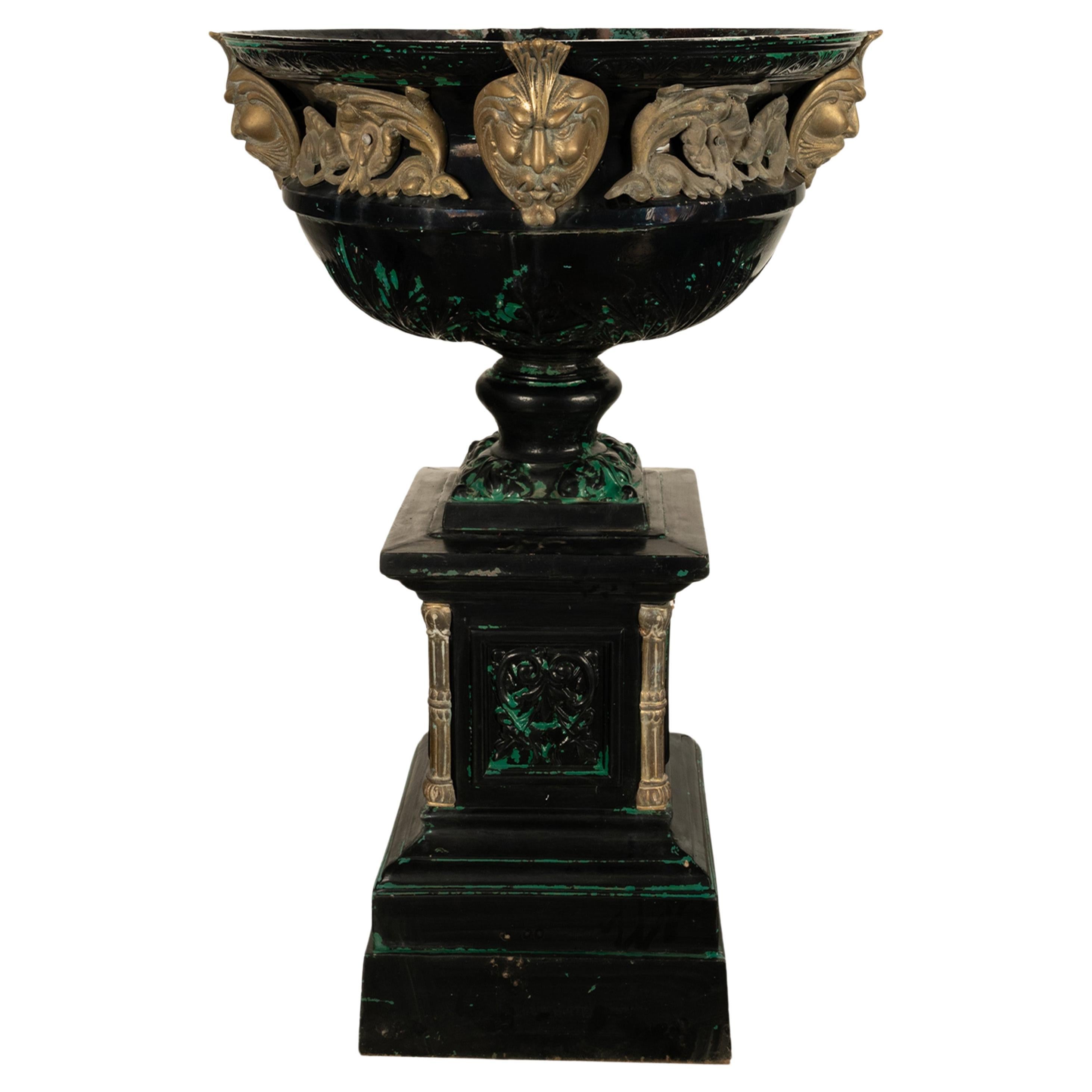 Néo-classique Monumentale urne de jardin en fonte et bronze ancienne de 70 pouces sur piédestal 1930 en vente