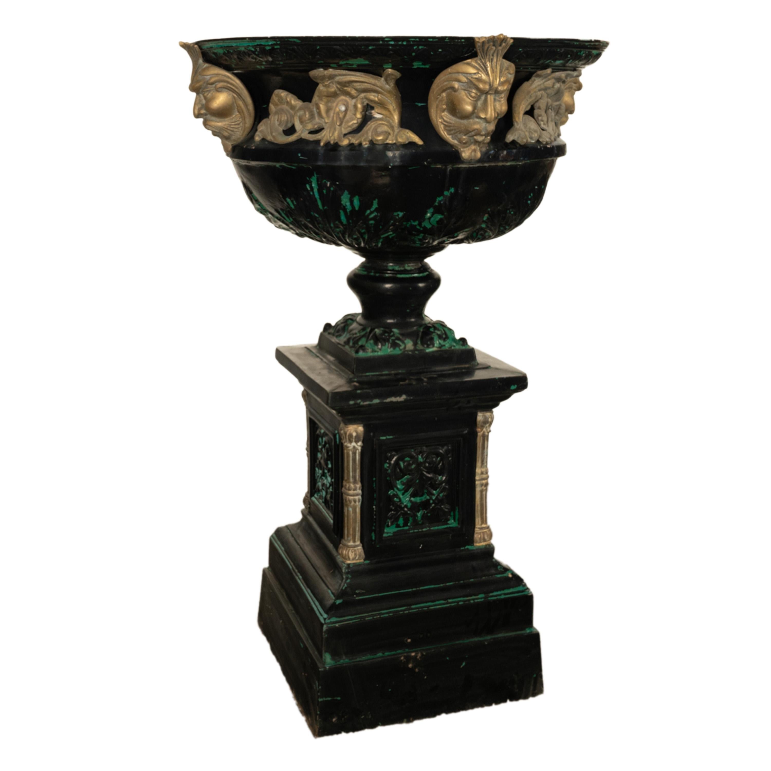 Français Monumentale urne de jardin en fonte et bronze ancienne de 70 pouces sur piédestal 1930 en vente