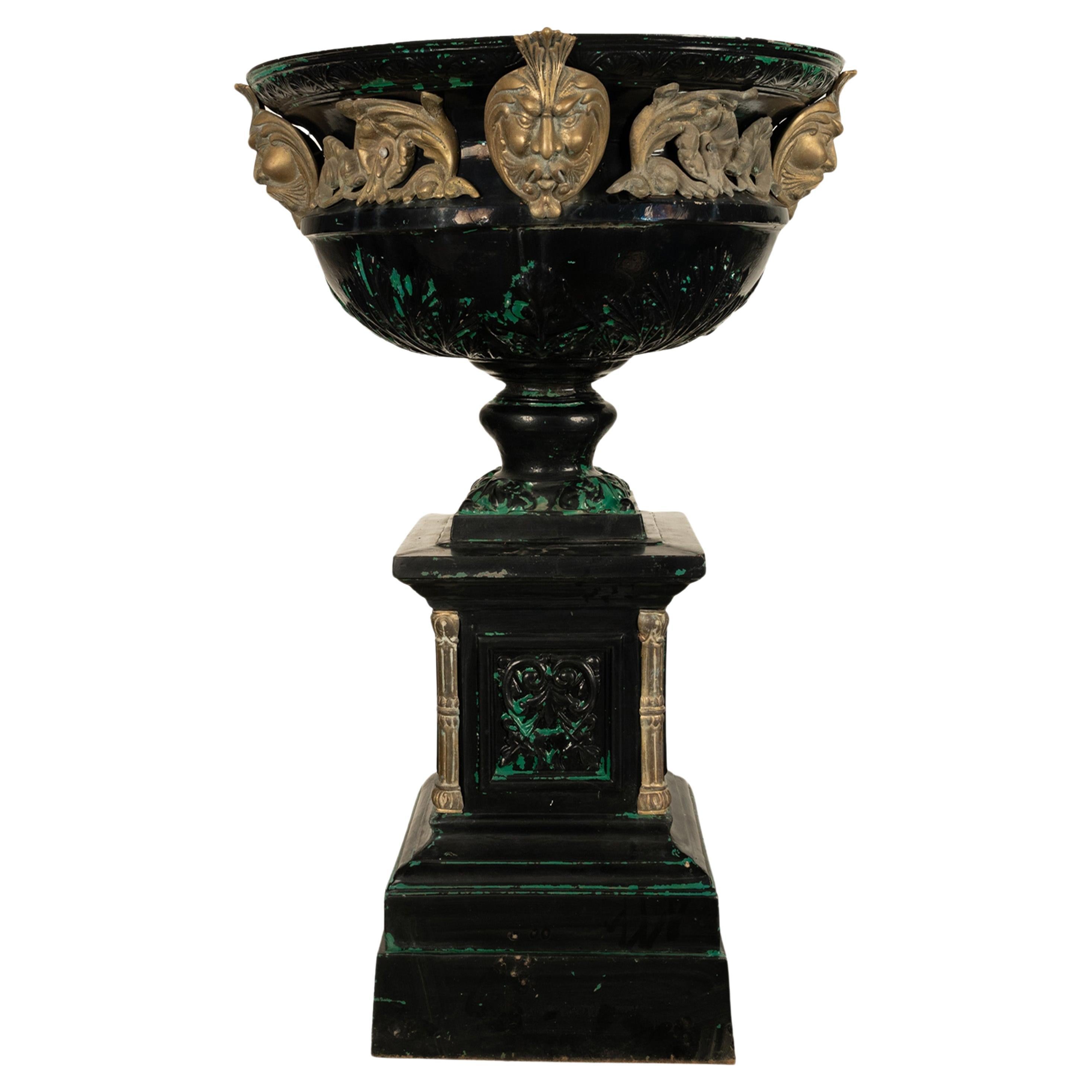 Moulage Monumentale urne de jardin en fonte et bronze ancienne de 70 pouces sur piédestal 1930 en vente