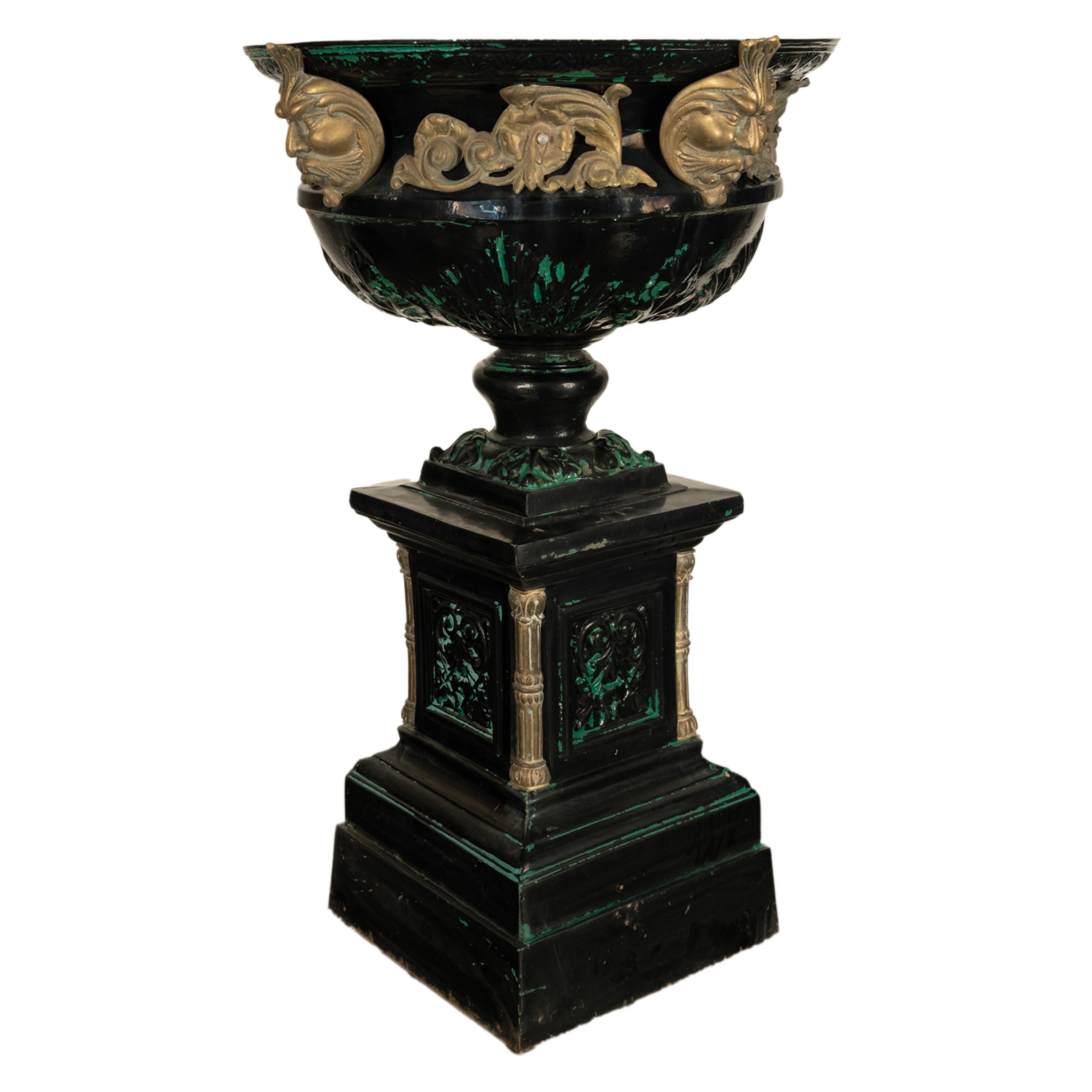 Monumentale urne de jardin en fonte et bronze ancienne de 70 pouces sur piédestal 1930 Bon état - En vente à Portland, OR