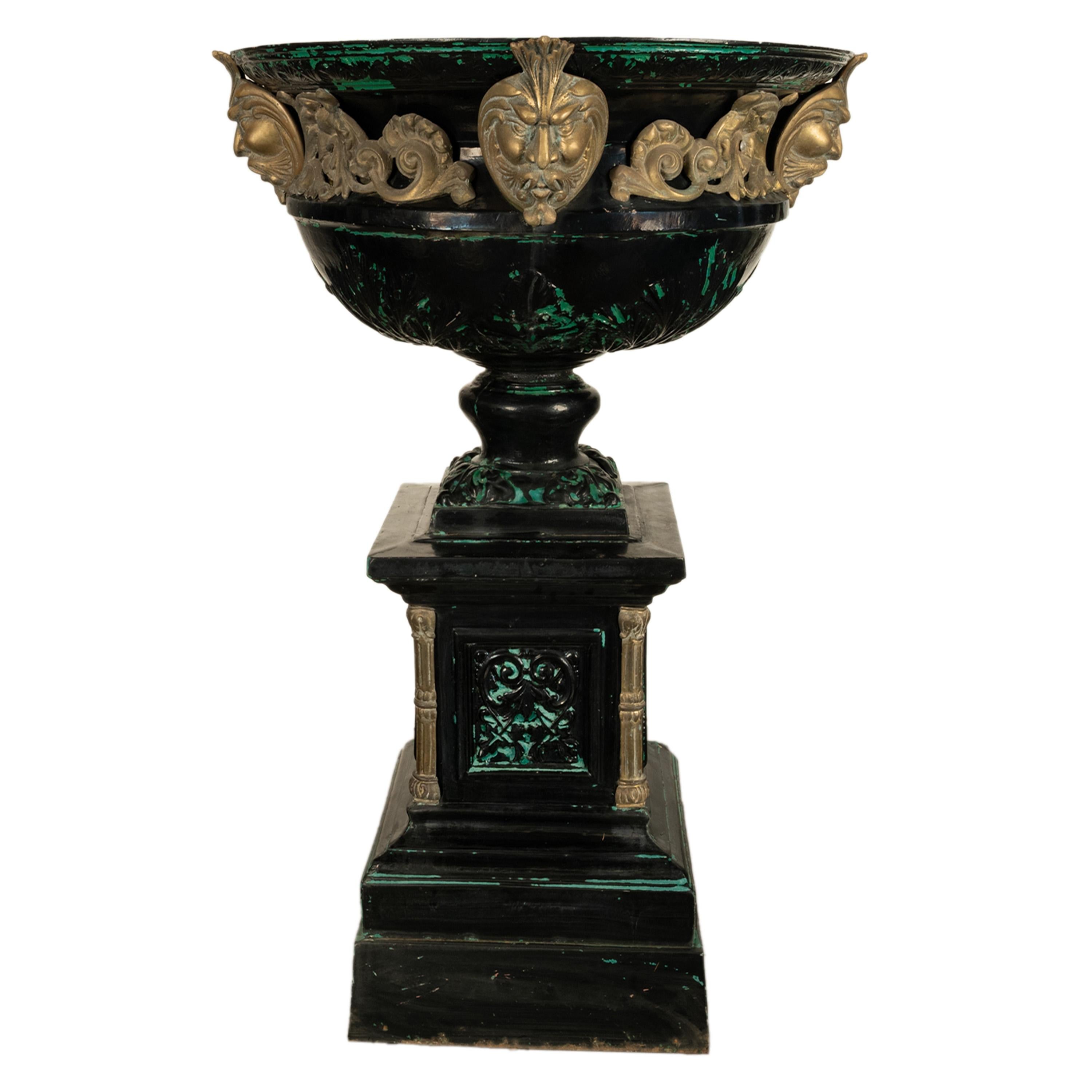 Milieu du XXe siècle Monumentale urne de jardin en fonte et bronze ancienne de 70 pouces sur piédestal 1930 en vente