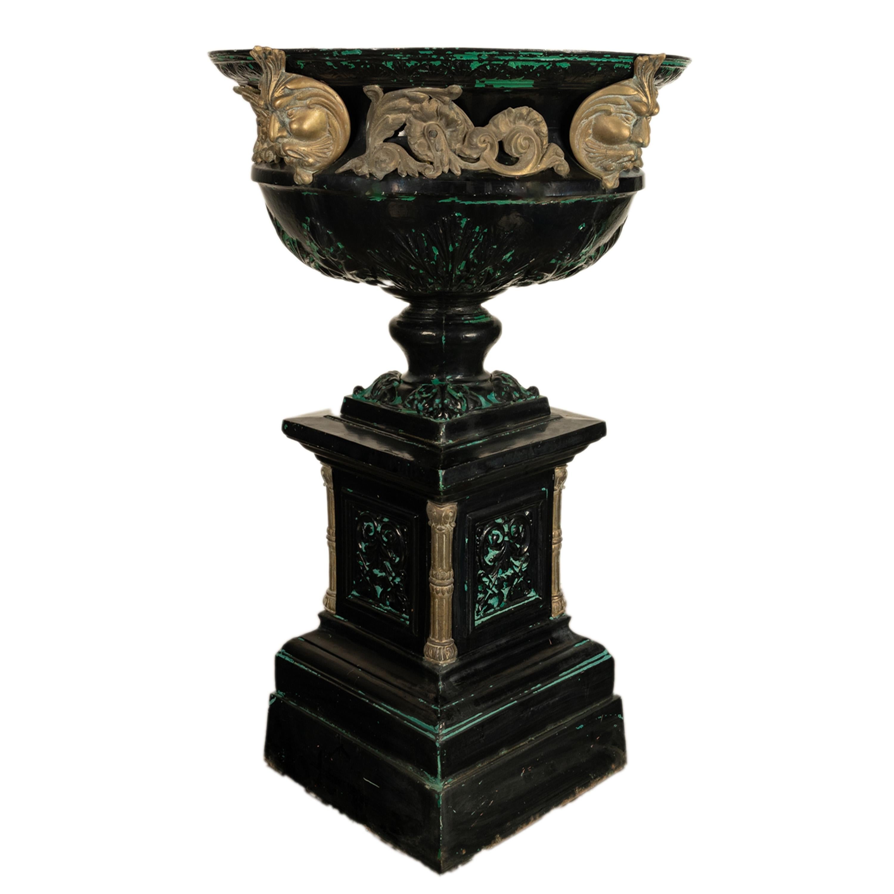 Métal Monumentale urne de jardin en fonte et bronze ancienne de 70 pouces sur piédestal 1930 en vente